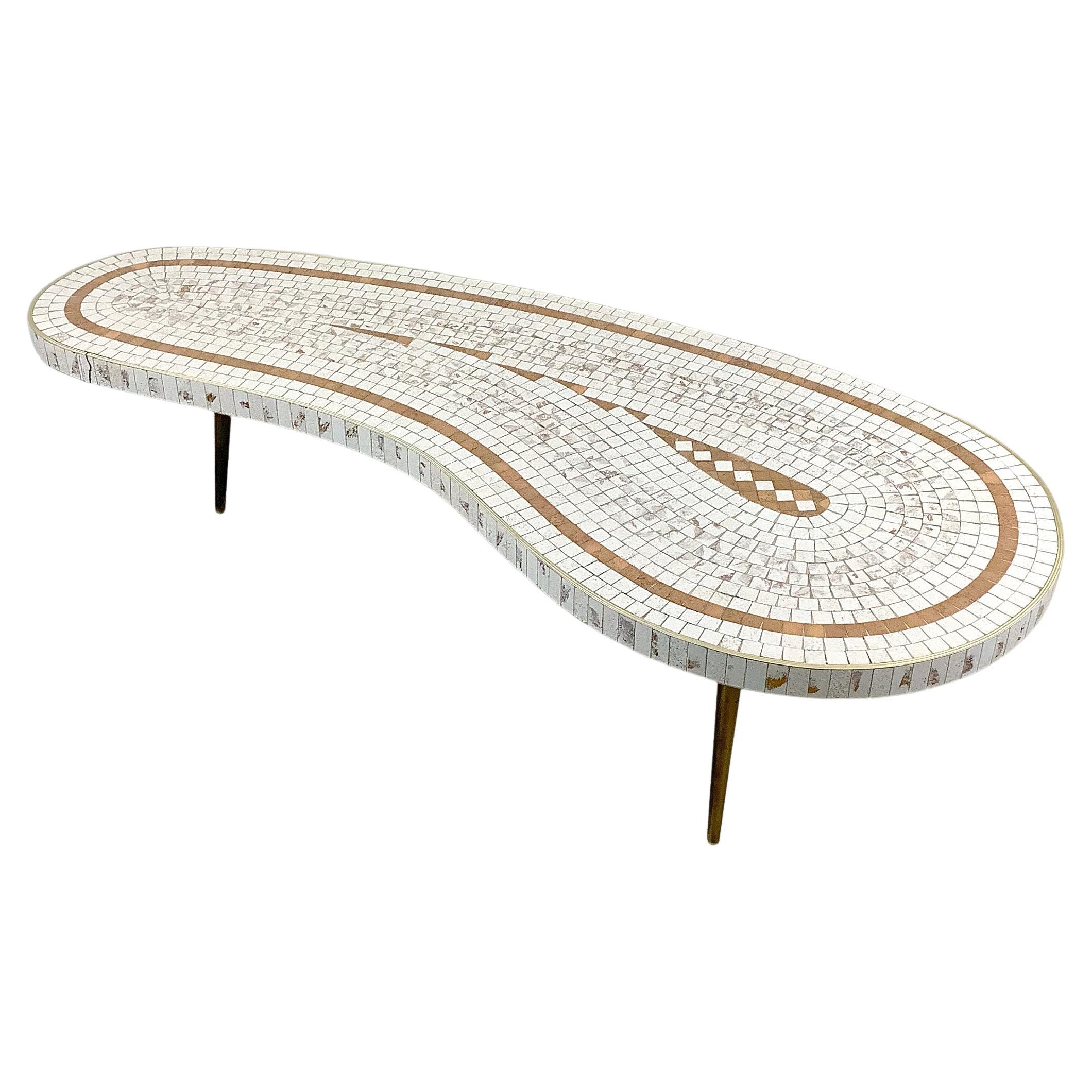 Table basse du milieu du siècle en forme de rein et carreaux de mosaïque