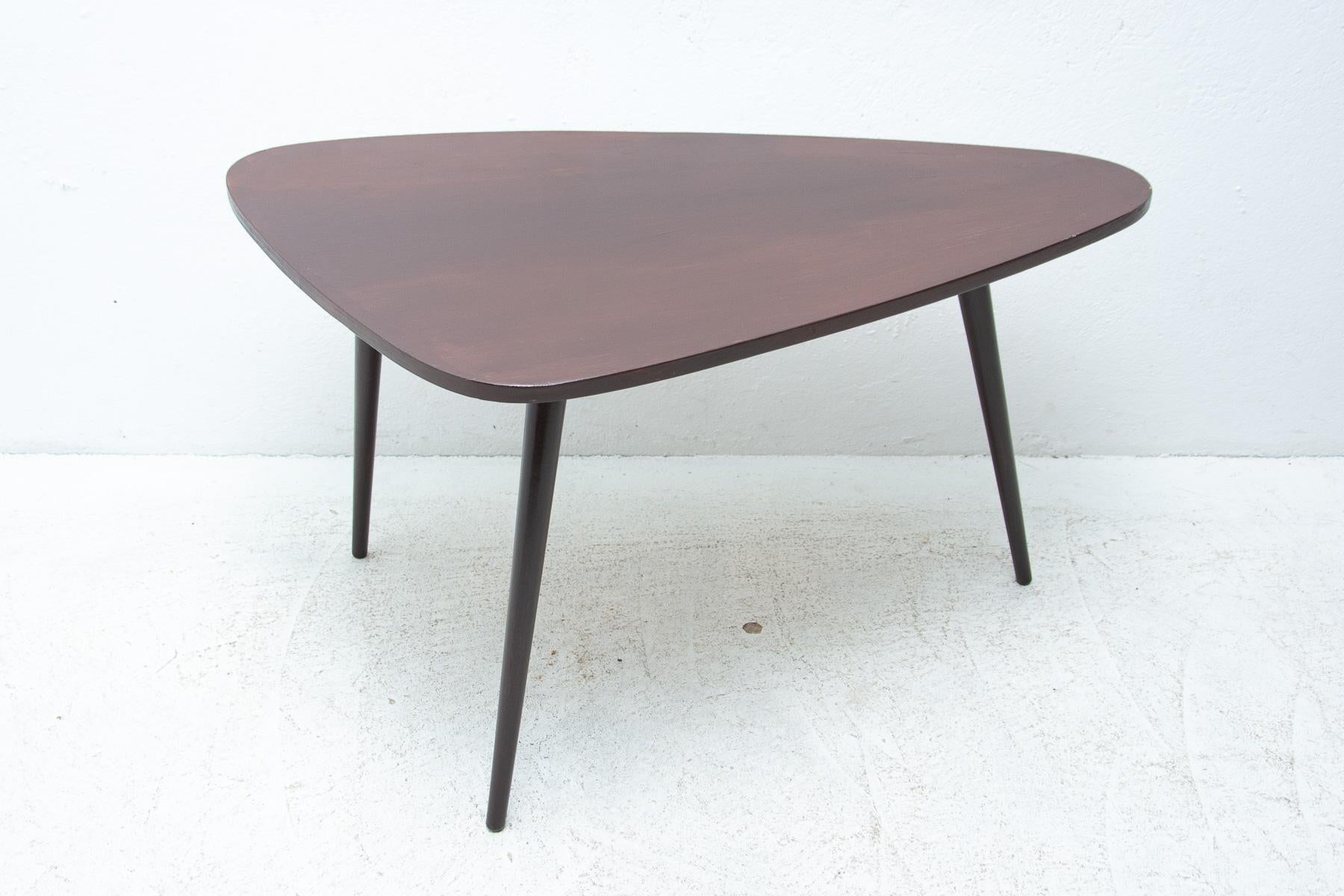 Mid century kidney table, made of stained beech wood, associated with world-renowned exhibition EXPO 58 in Brussels. In good vintage condition, showing signs of age and using.

Measures: Height 59 cm

Length 106 cm

width 65 cm.