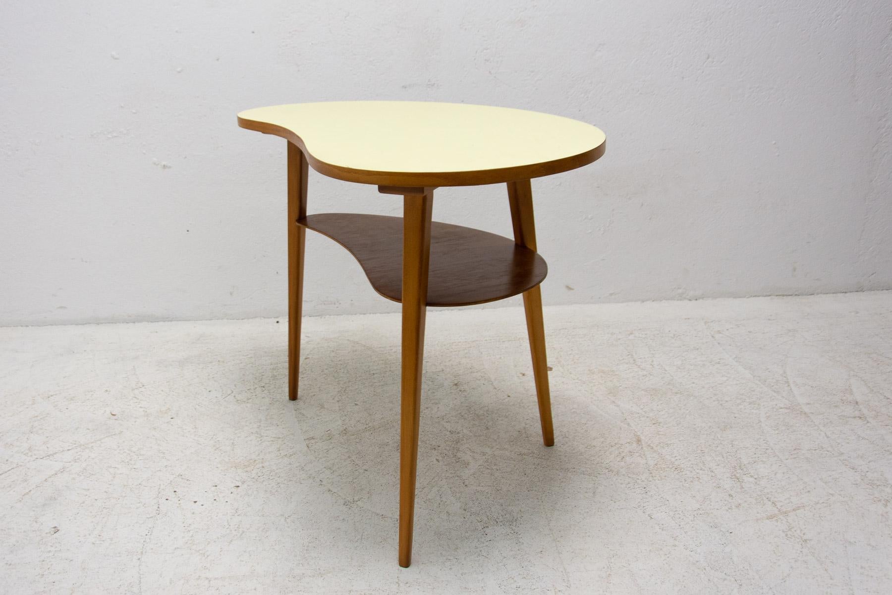 Mid-century kidney table, made of stained beech wood with a formica top, associated with world-renowned exhibition EXPO 58 in Brussels. In good vintage condition, showing slight signs of age and using.

height 66 cm

length 80 cm

width 50 cm.