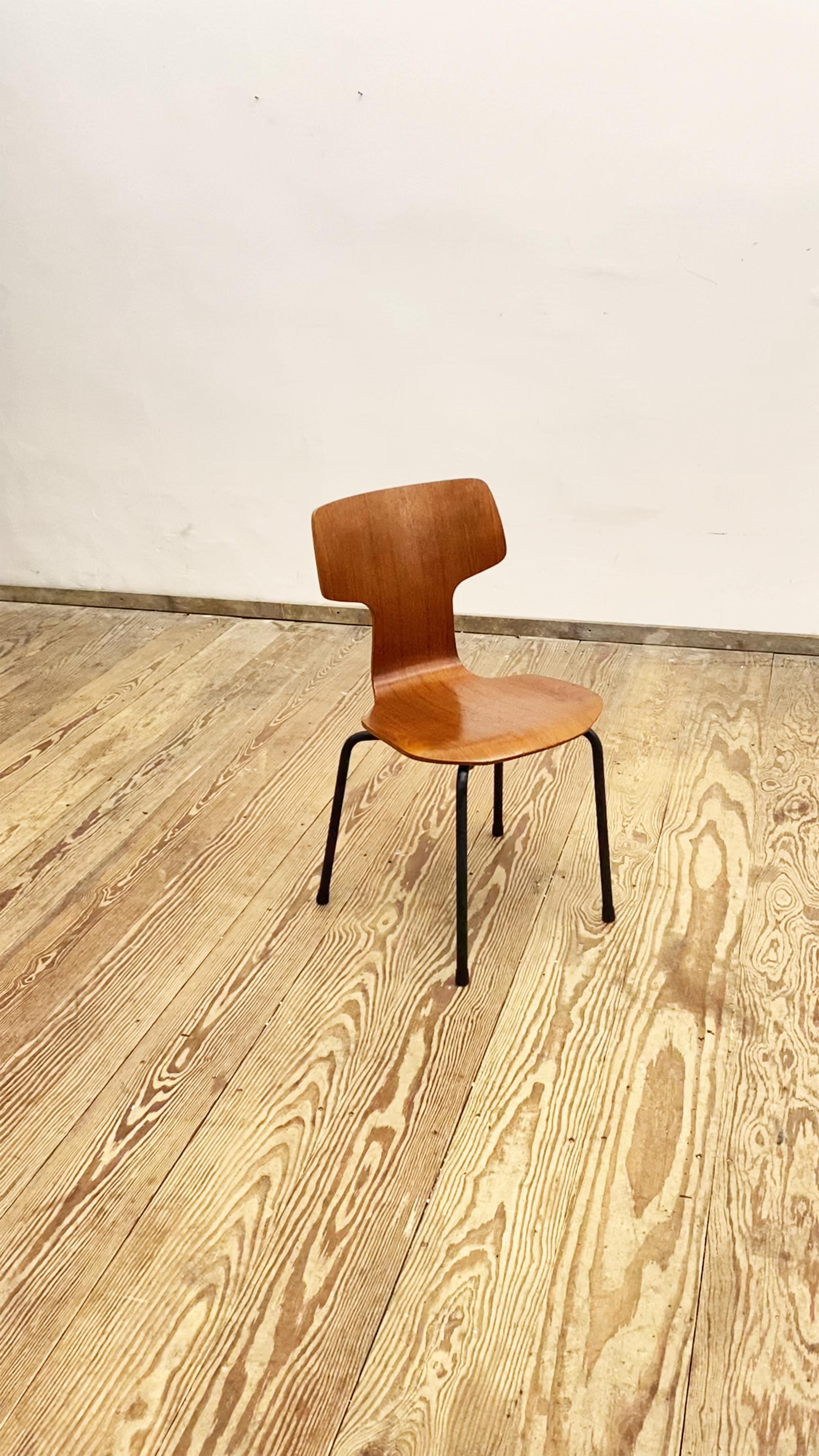 Mid Century Kid's Chair, Model 3123 by Arne Jacobsen for Fritz Hansen, Denmark For Sale 3