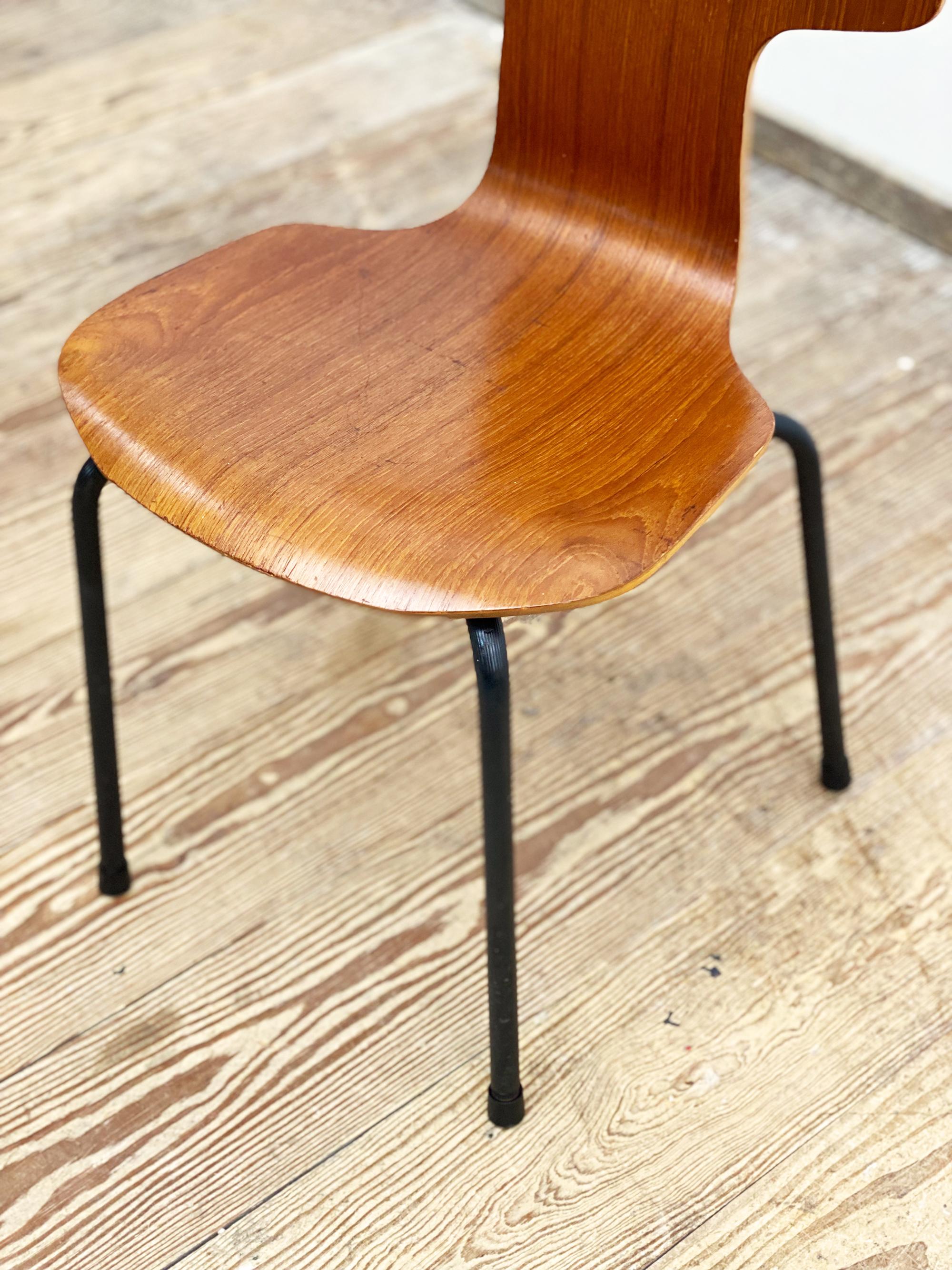 Mid Century Kid's Chair, Model 3123 by Arne Jacobsen for Fritz Hansen, Denmark For Sale 7