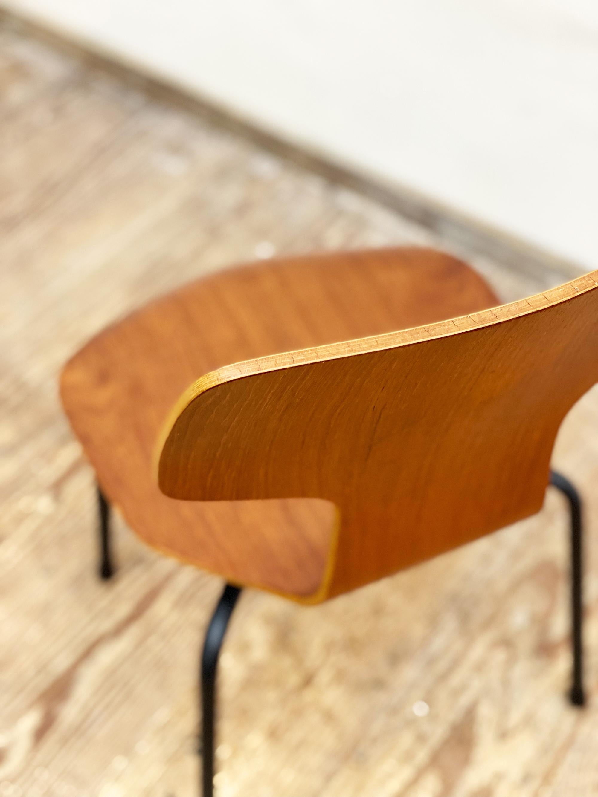 Kinderstuhl aus der Mitte des Jahrhunderts, Modell 3123 von Arne Jacobsen für Fritz Hansen, Dänemark im Angebot 10