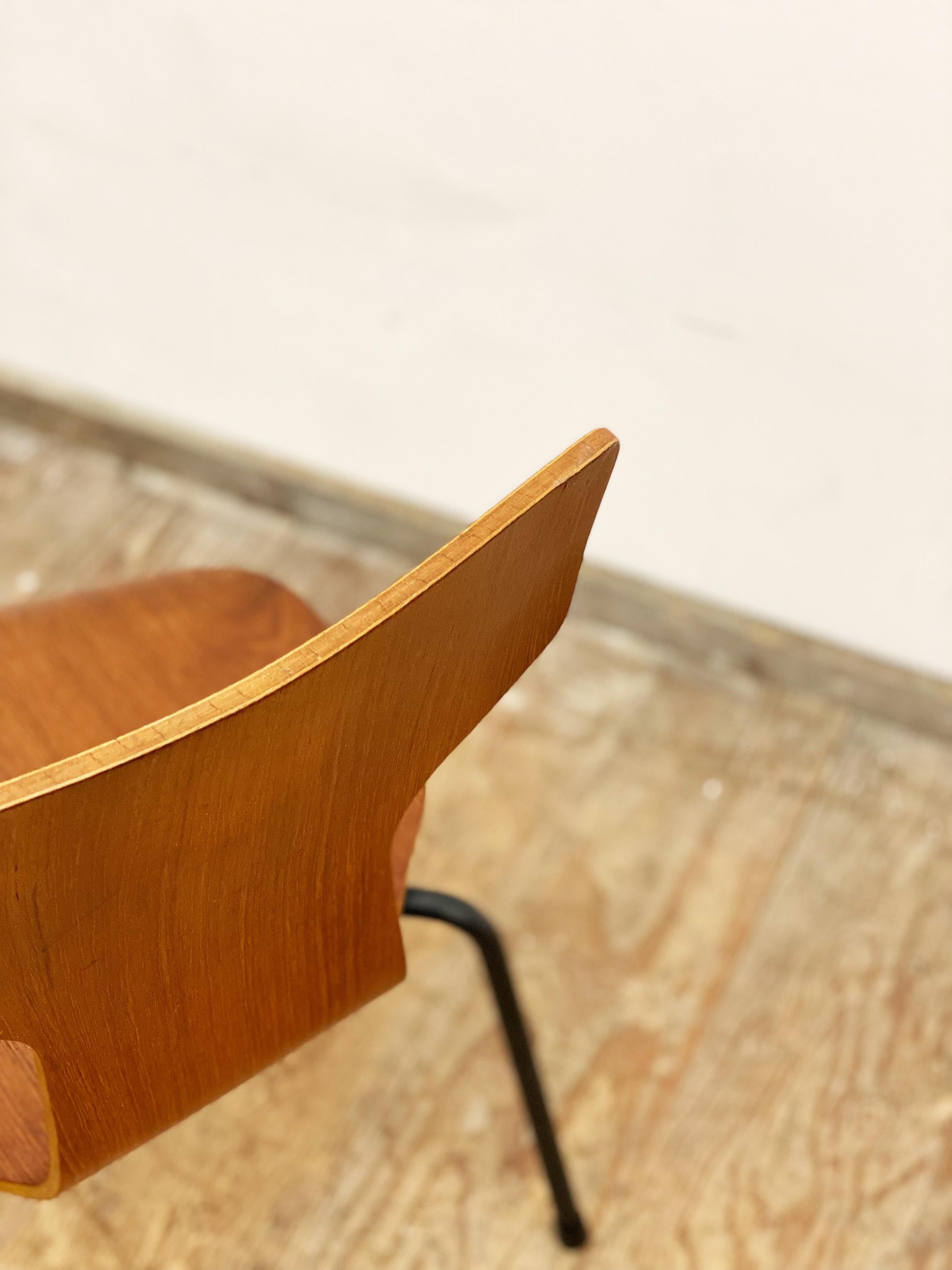 Mid Century Kid's Chair, Model 3123 by Arne Jacobsen for Fritz Hansen, Denmark For Sale 11