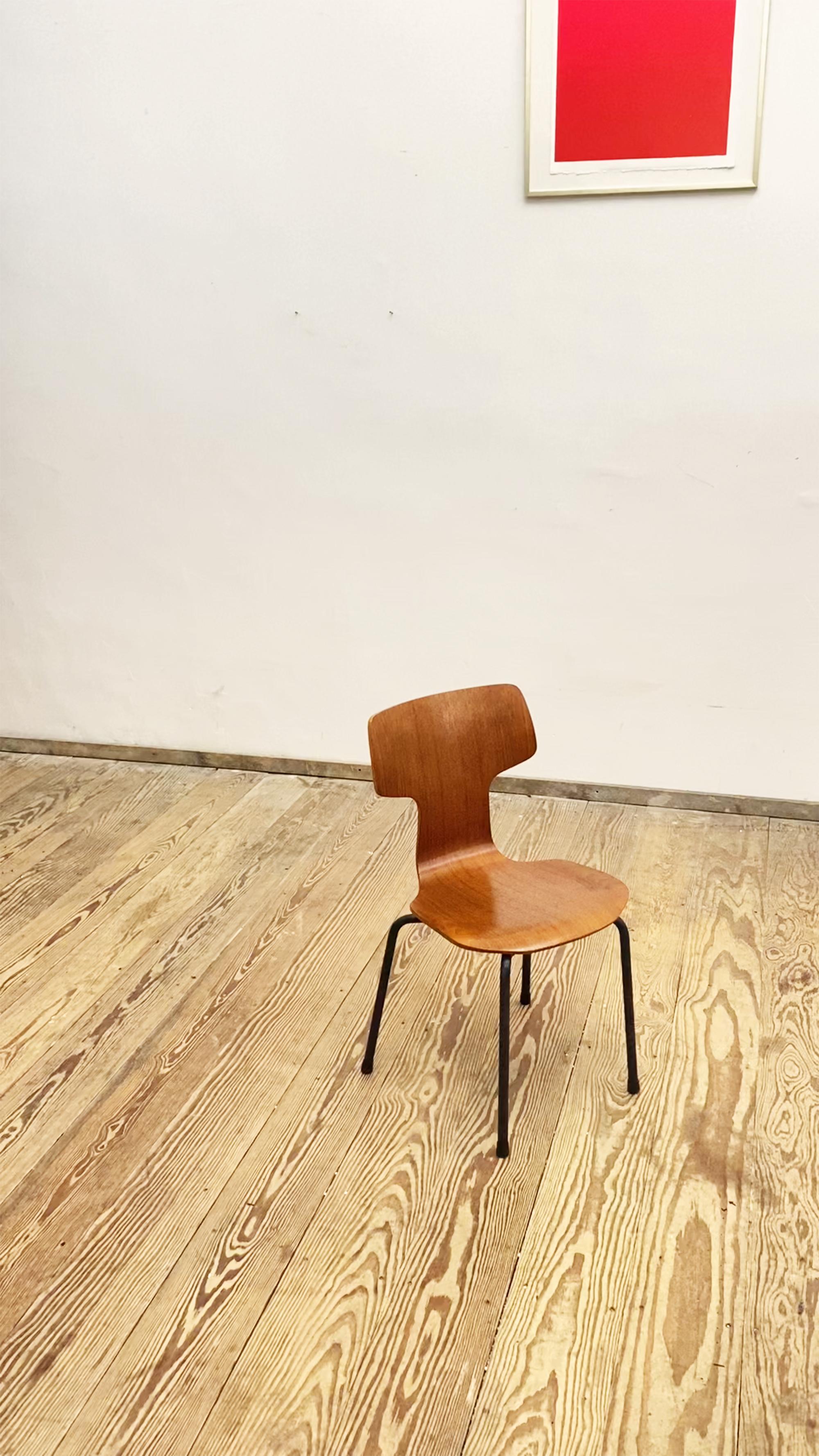 Mid Century Kid's Chair, Model 3123 by Arne Jacobsen for Fritz Hansen, Denmark For Sale 1