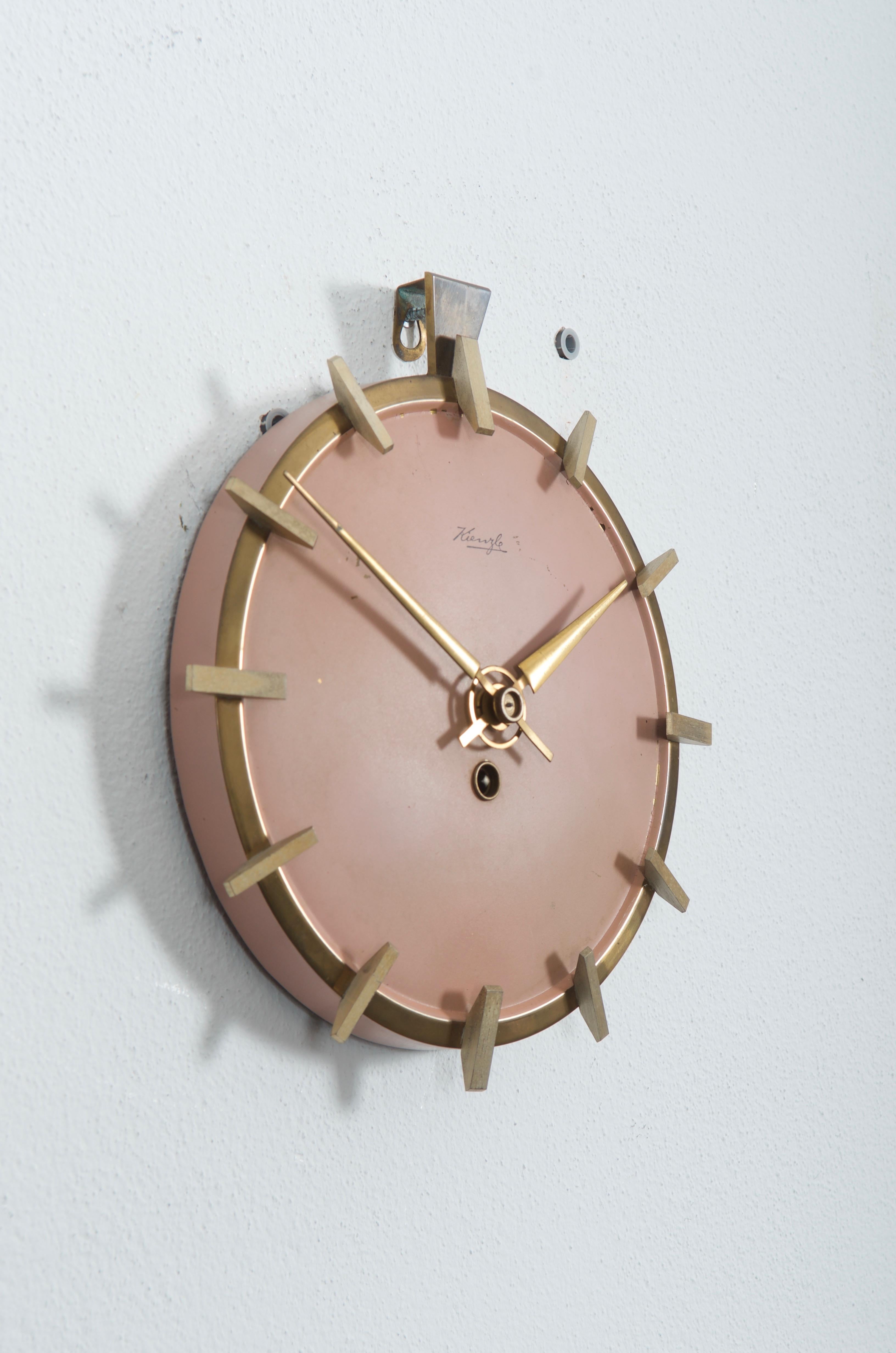 Messingkonstruktion mit altrosa lackiertem Ziffernblatt aus den frühen 1950er Jahren.
Originales mechanisches Uhrwerk, kann aber auf Wunsch gegen ein AAA-Batteriewerk ausgetauscht werden.
Lieferzeit ca. 2-3 Wochen. Einige Kratzer auf dem