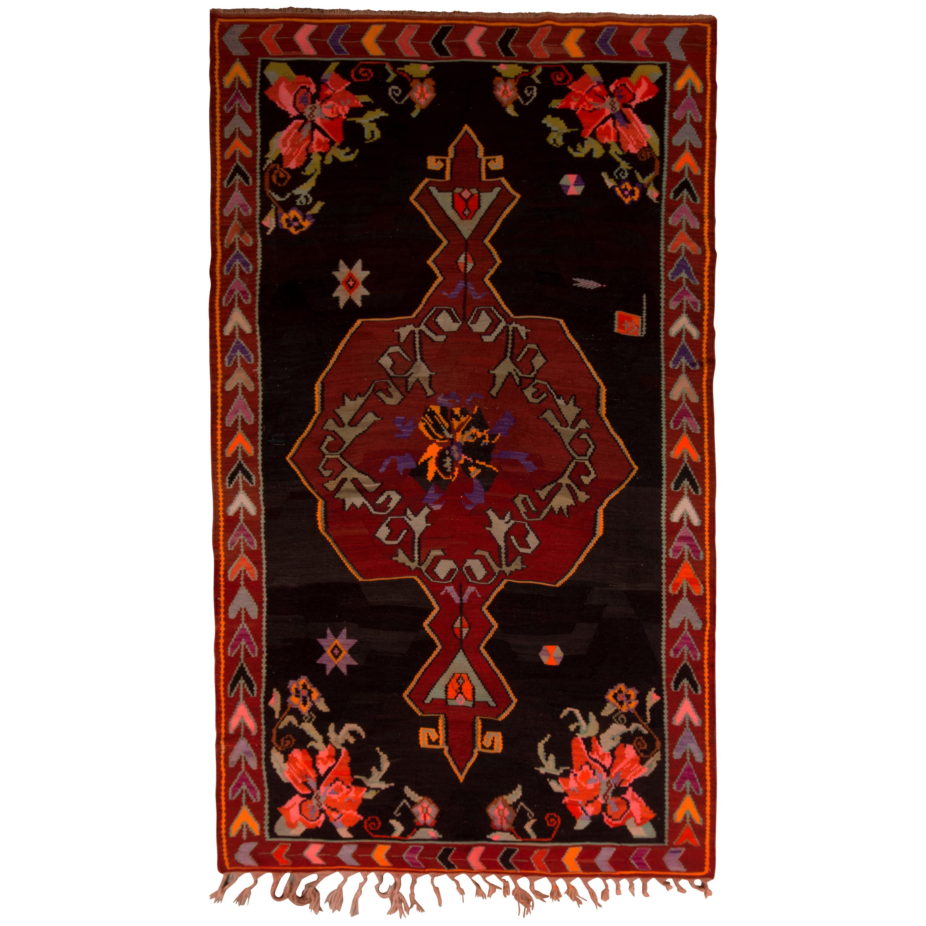 Mid-Century-Kelim-Teppich aus schwarz-roter, geblümter türkischer Wolle mit Flachgewebe von Teppich & Kelim