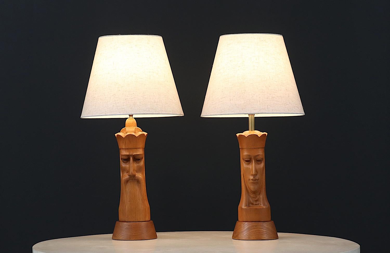 Lámparas de mesa de piezas de ajedrez King & Queen de mediados de siglo, de Lighthouse Co. Moderno de mediados de siglo en venta