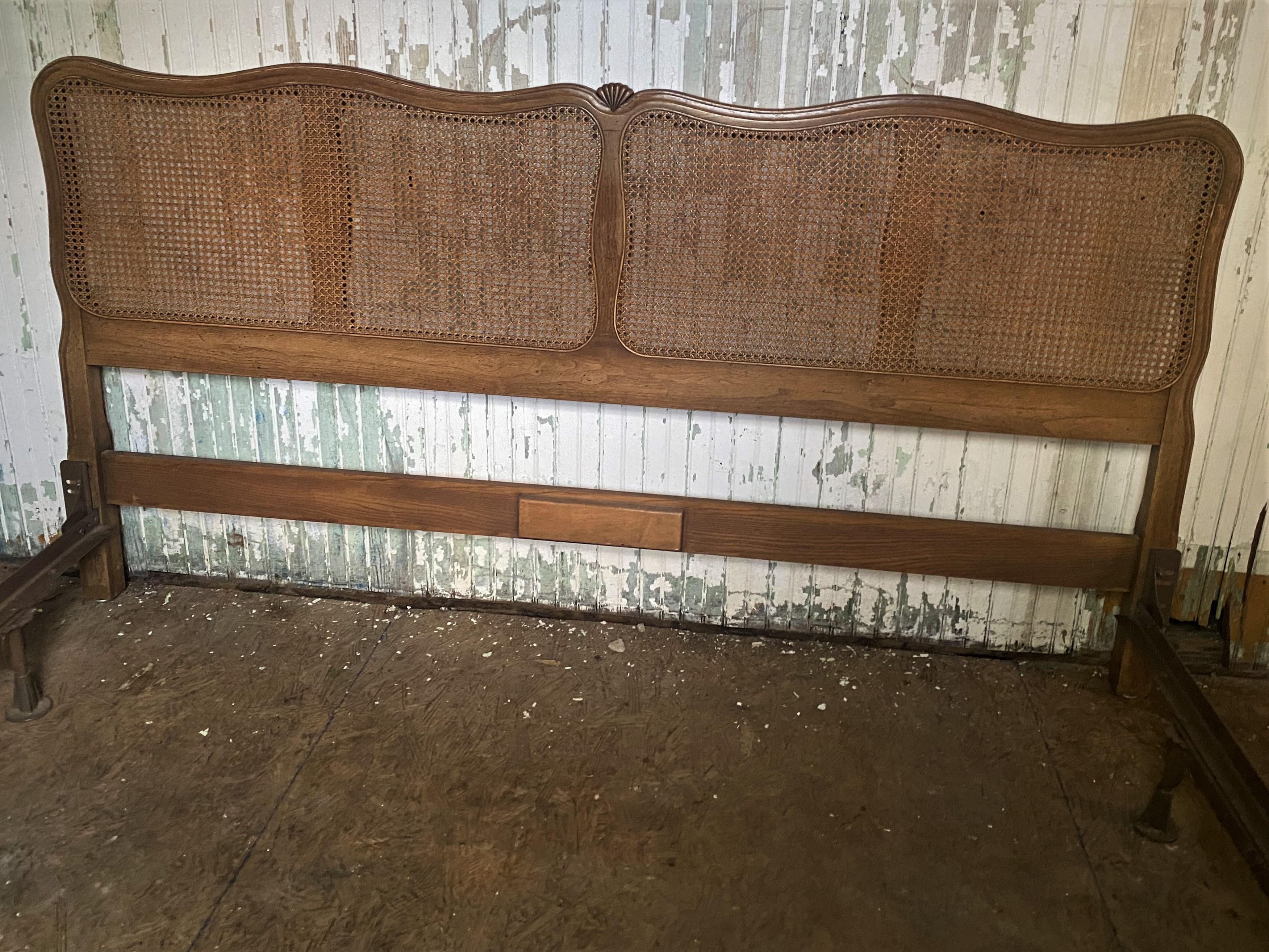 Mid Century King Size Caned Headboard Bed Hollywood Frame Davis Cabinet Company In Good Condition In Clifton Forge, VA