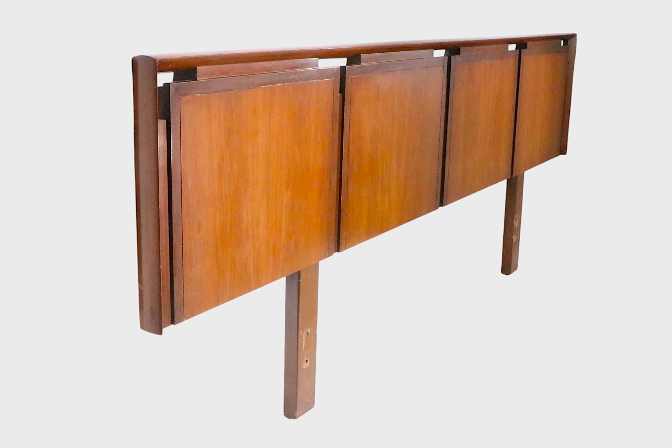 Impressionante testiera king size del Mid Century, disegnata da Helen Hobey. La testiera presenta pannelli quadrati ripetuti montati in una cornice dal design architettonico. Il letto è in buone condizioni originali e presenta solo una leggera usura