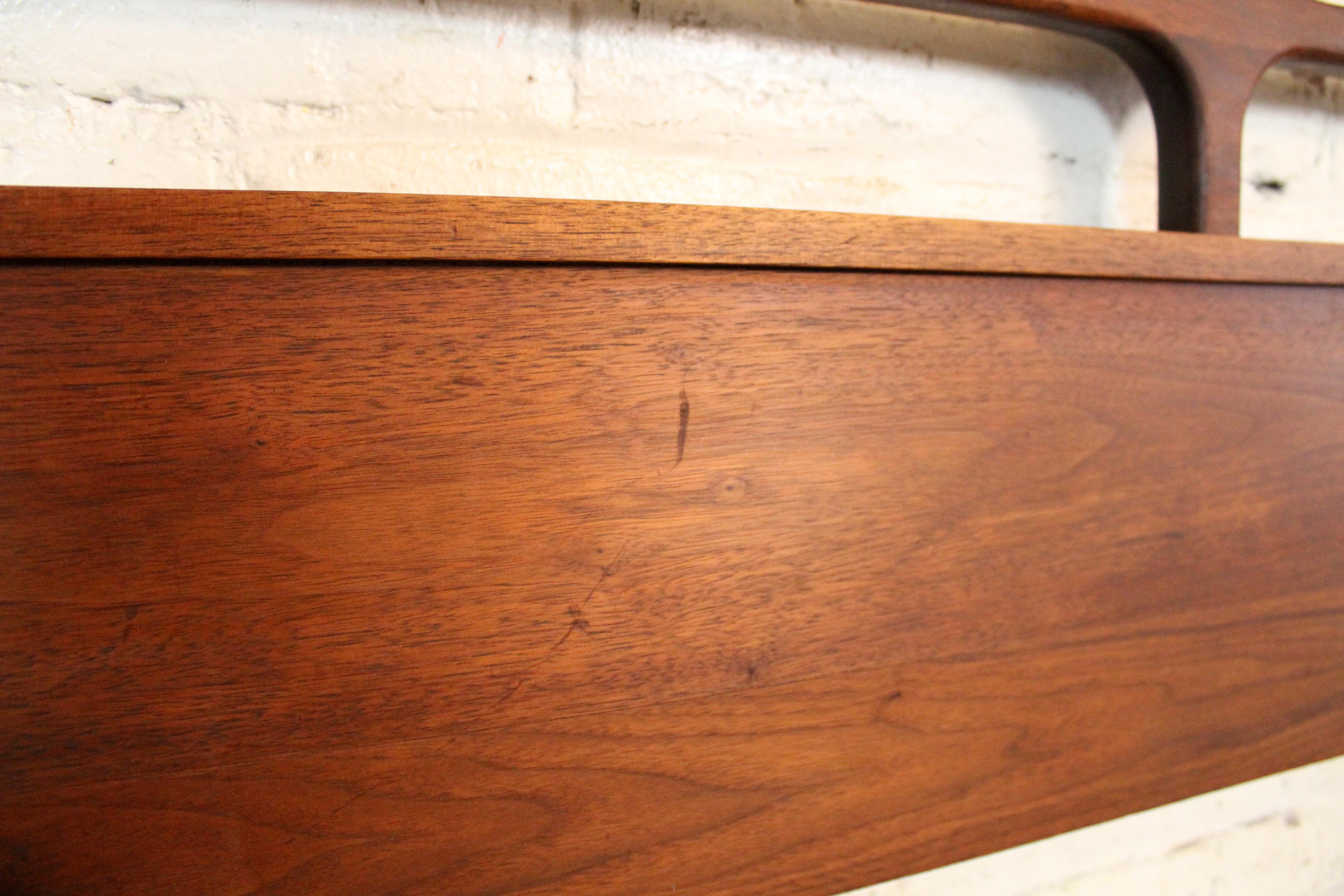 Mid-Century Modern Tête de lit King-Size en noyer du milieu du siècle en vente