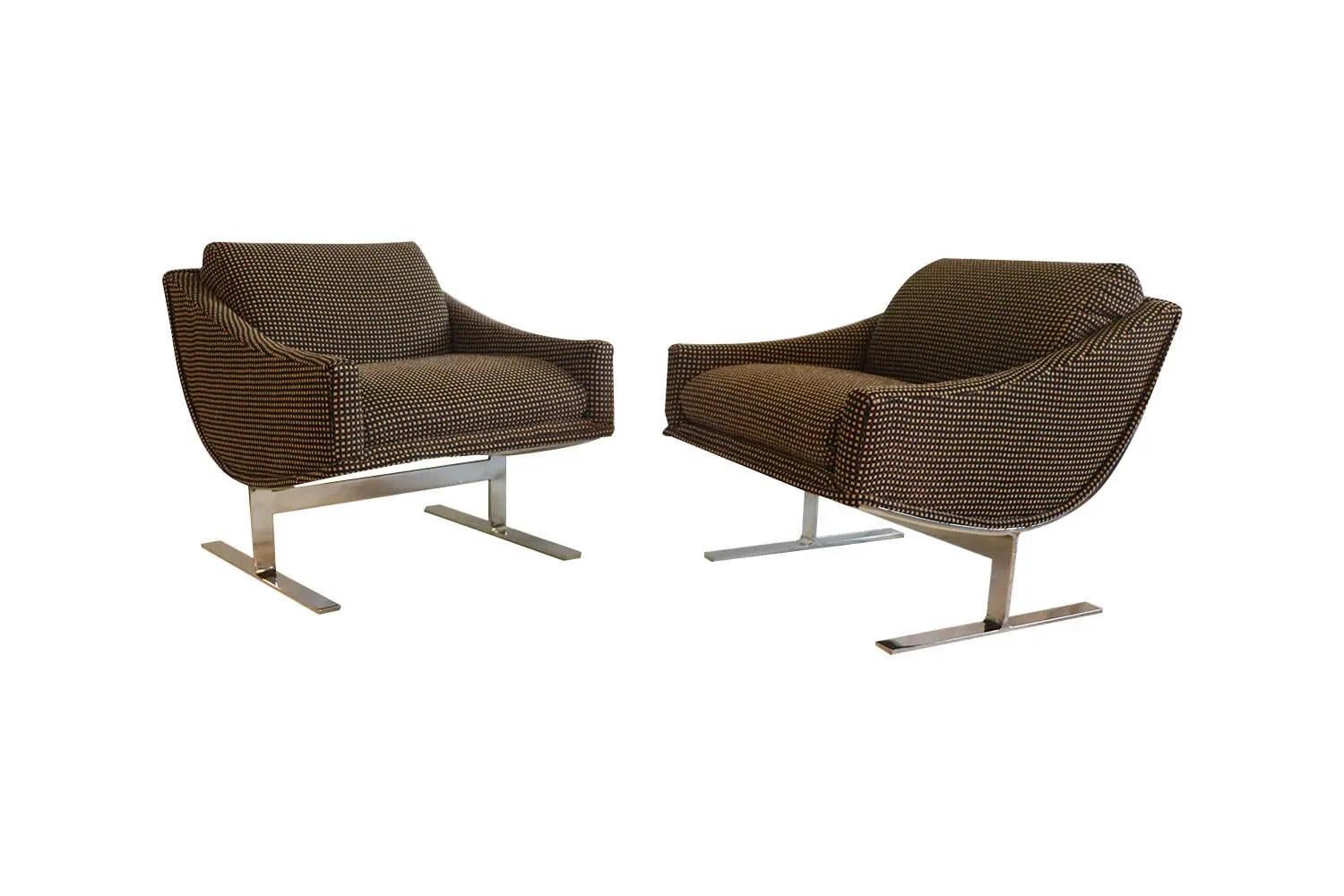 A stunning pair of mid-century modern 1960s “Arc” lounge chairs designed by Kipp Stewart for Directional furniture. An exceptional pair, both for their form and quality. The pair embodies the whimsical fervor of the period, from 1960s. Featuring a
