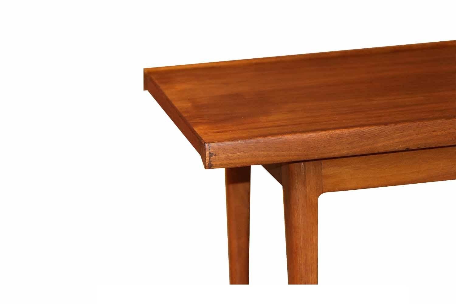 Magnifique table basse/banc de style danois, moderne, rétro, des années 1960, réalisée par Kipp Stewart et Stewart MacDougall pour Drexel, de la série Declaration. La longueur parfaite à associer à un canapé extra long. Le plateau rectangulaire est