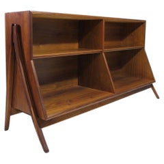 Libreria in noce di metà secolo Kipp Stewart per Drexel Declaration