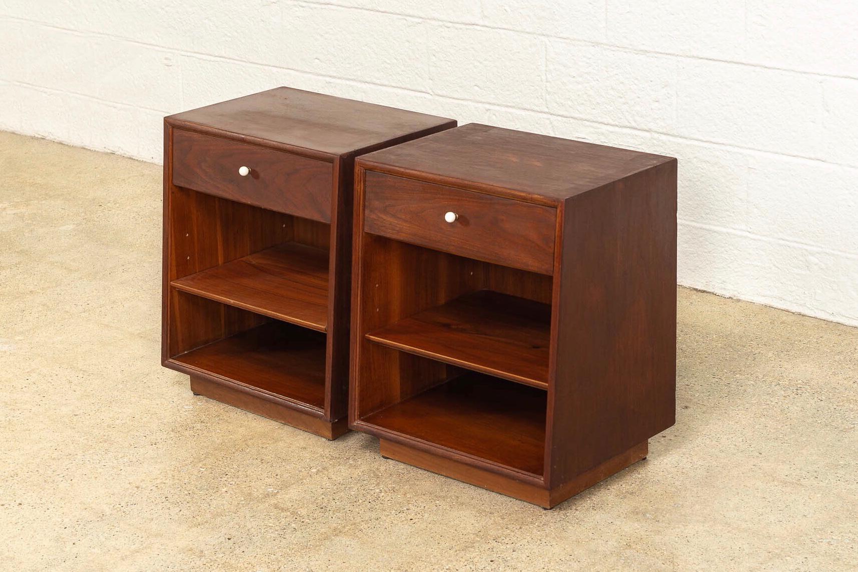 Midcentury Kipp Stewart for Drexel Declaration Wood Nightstand Tables, a Pair In Good Condition For Sale In Detroit, MI