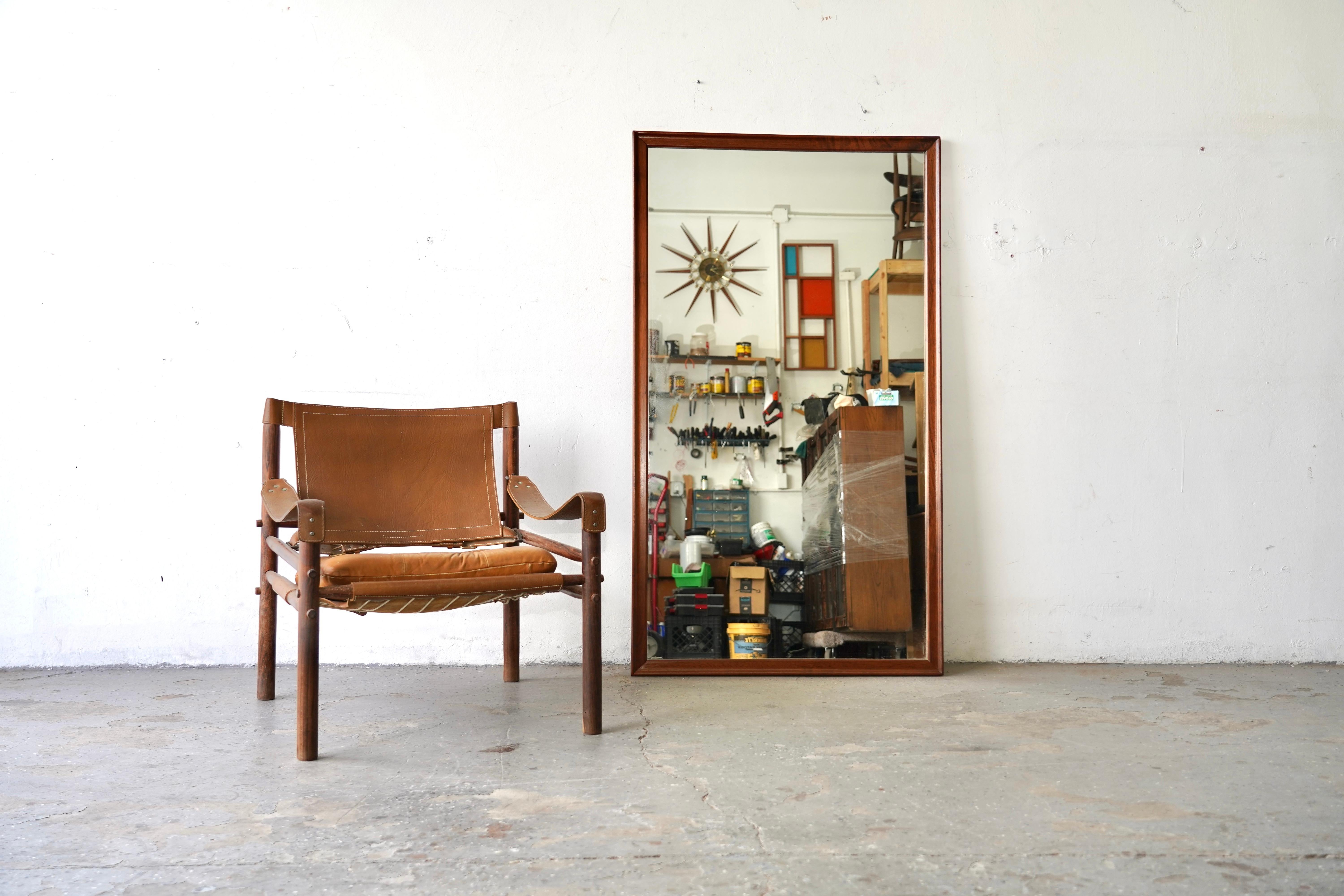 
Scopri un pezzo raro di arte di metà secolo con questo grande specchio in noce del famoso designer Kipp Stewart per Drexel. Realizzato in America negli anni '50, questo specchio incarna la raffinatezza classica con le sue linee eleganti e la ricca