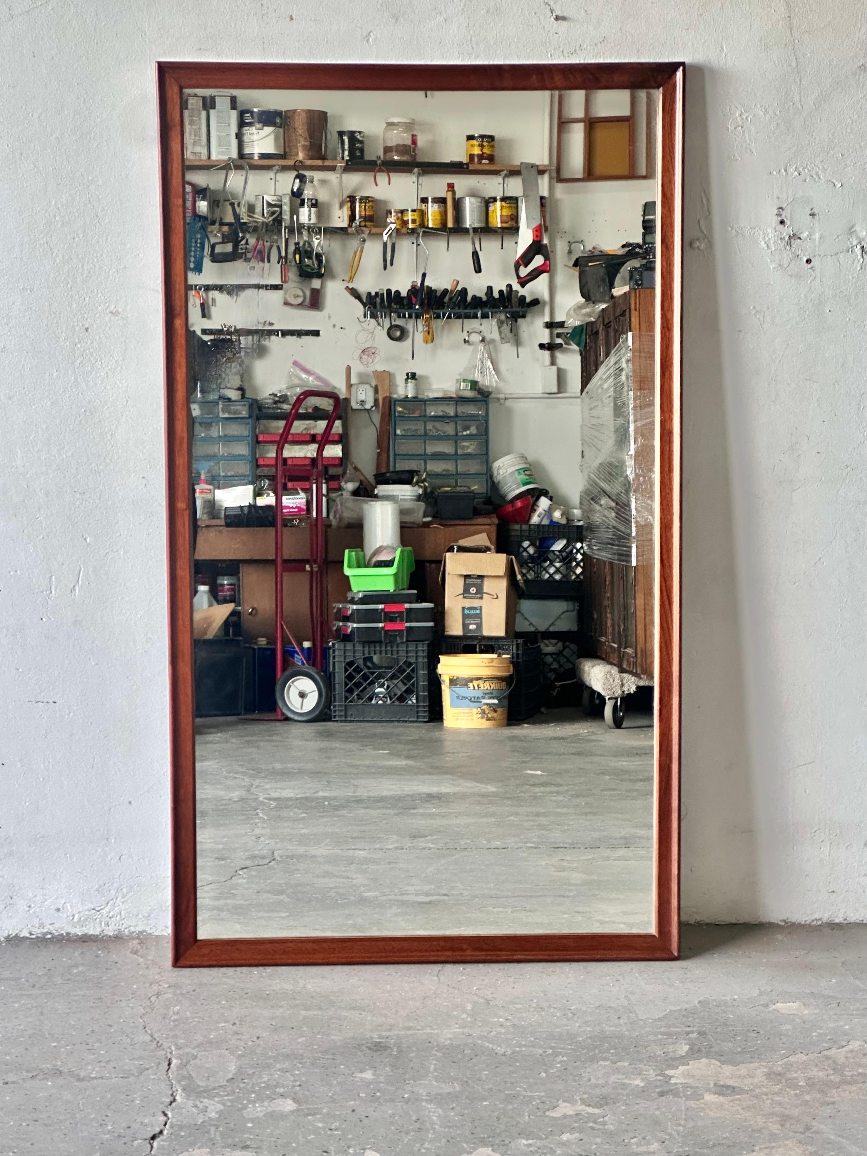 Mid-Century moderno Specchio grande in noce di Kipp Stewart per Drexel, metà del secolo scorso in vendita