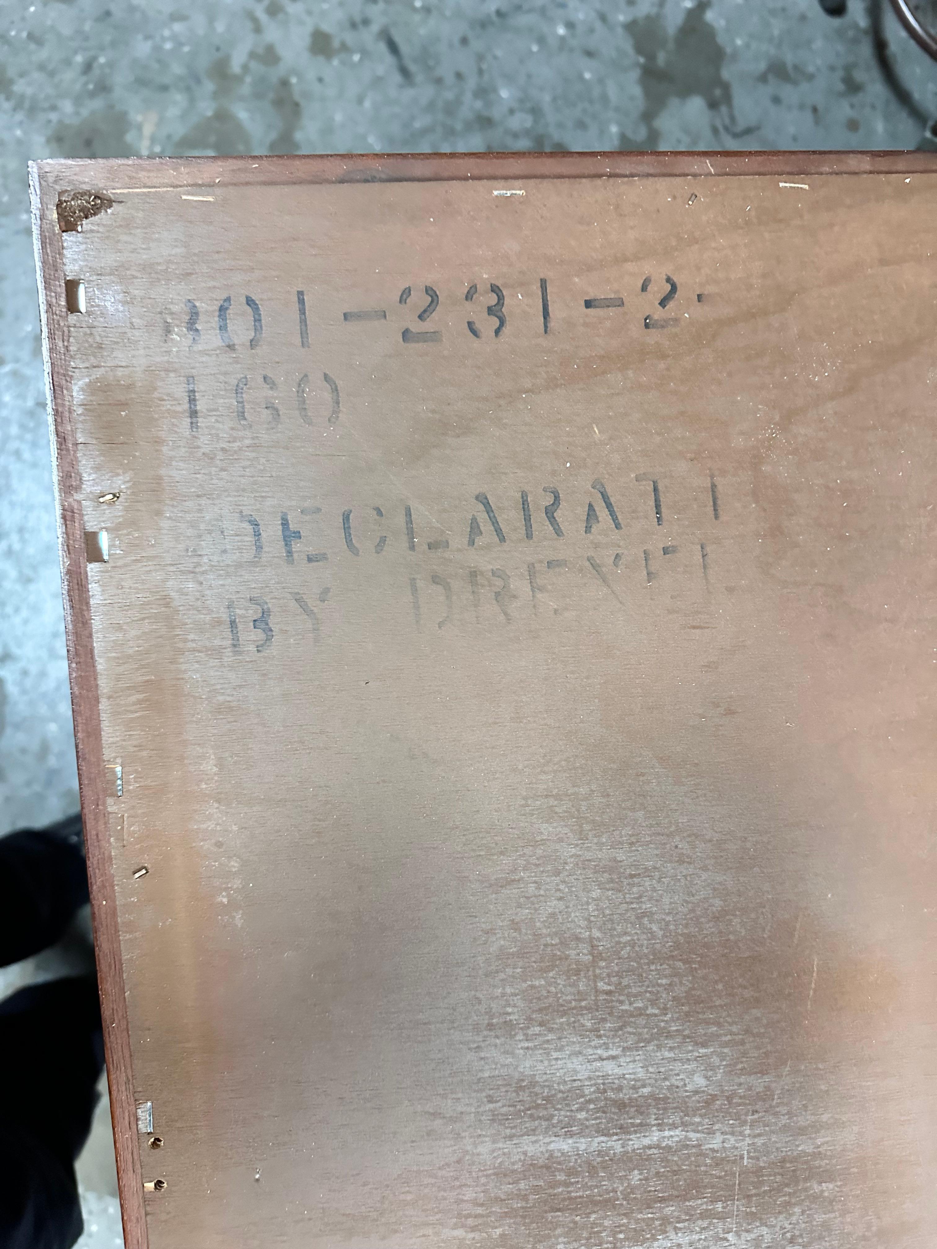 Metà XX secolo Specchio grande in noce di Kipp Stewart per Drexel, metà del secolo scorso in vendita