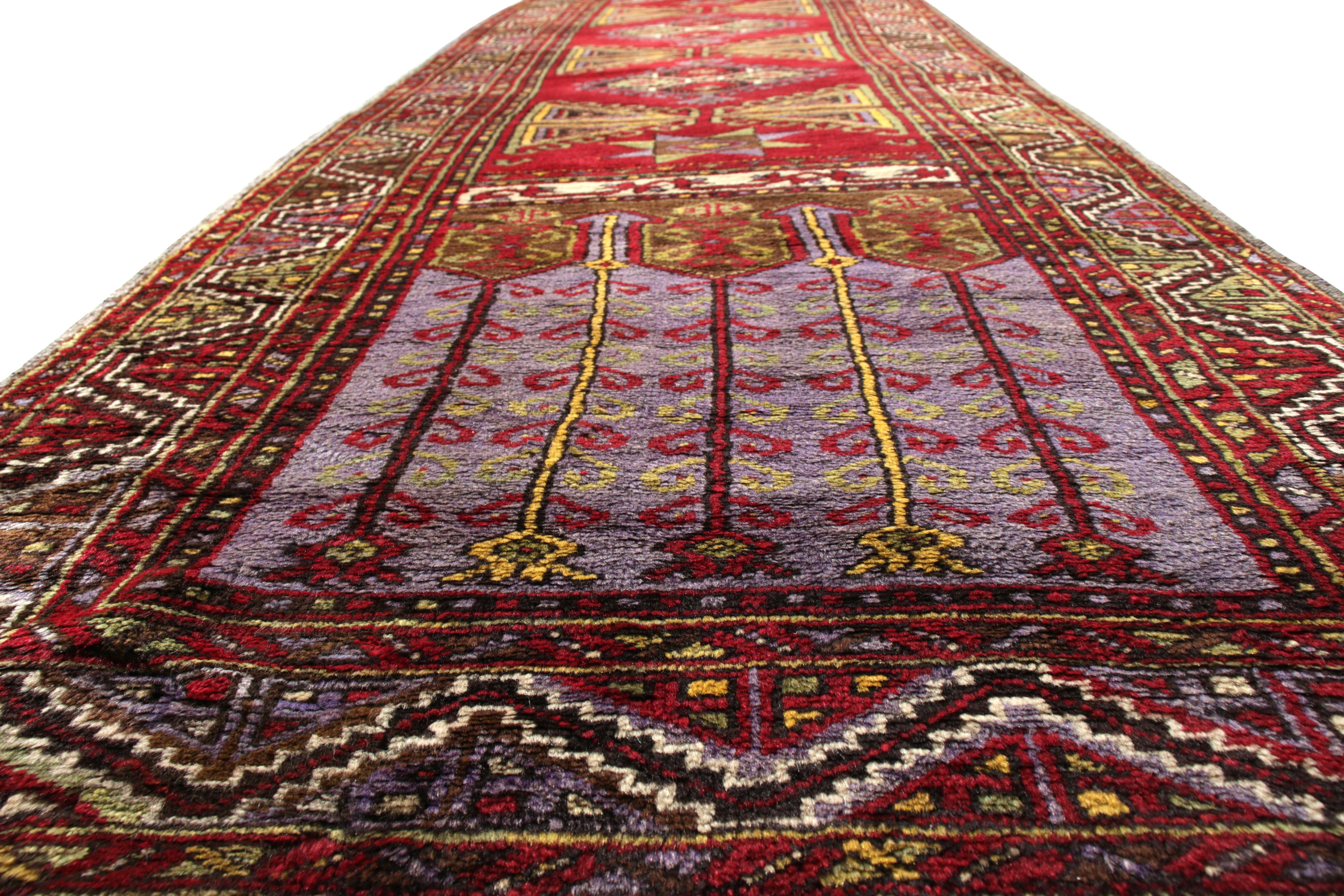 Mitte des Jahrhunderts Kirsehir Läufer rot lila geometrischer Vintage Florteppich von Teppich & Kelim (Stammeskunst) im Angebot