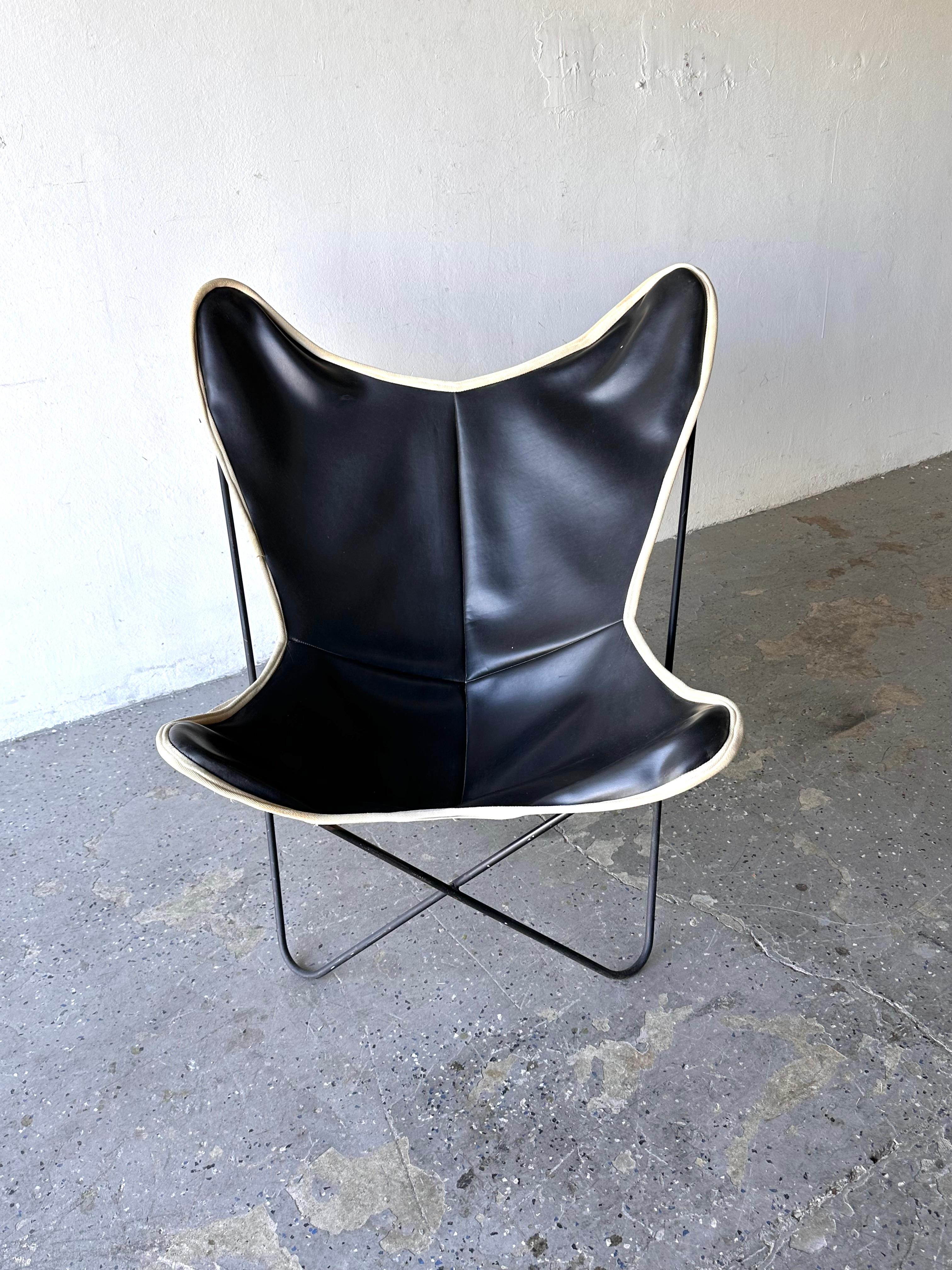  1950’s  vintage  Butterfly chair, designed by Jorge Ferrari Hardoy, Antonio Bonet, and Juan Kurchan for Knoll. This is a vintage example, which came from a hollywood  home along with a number of other period-correct highend pieces. This particular