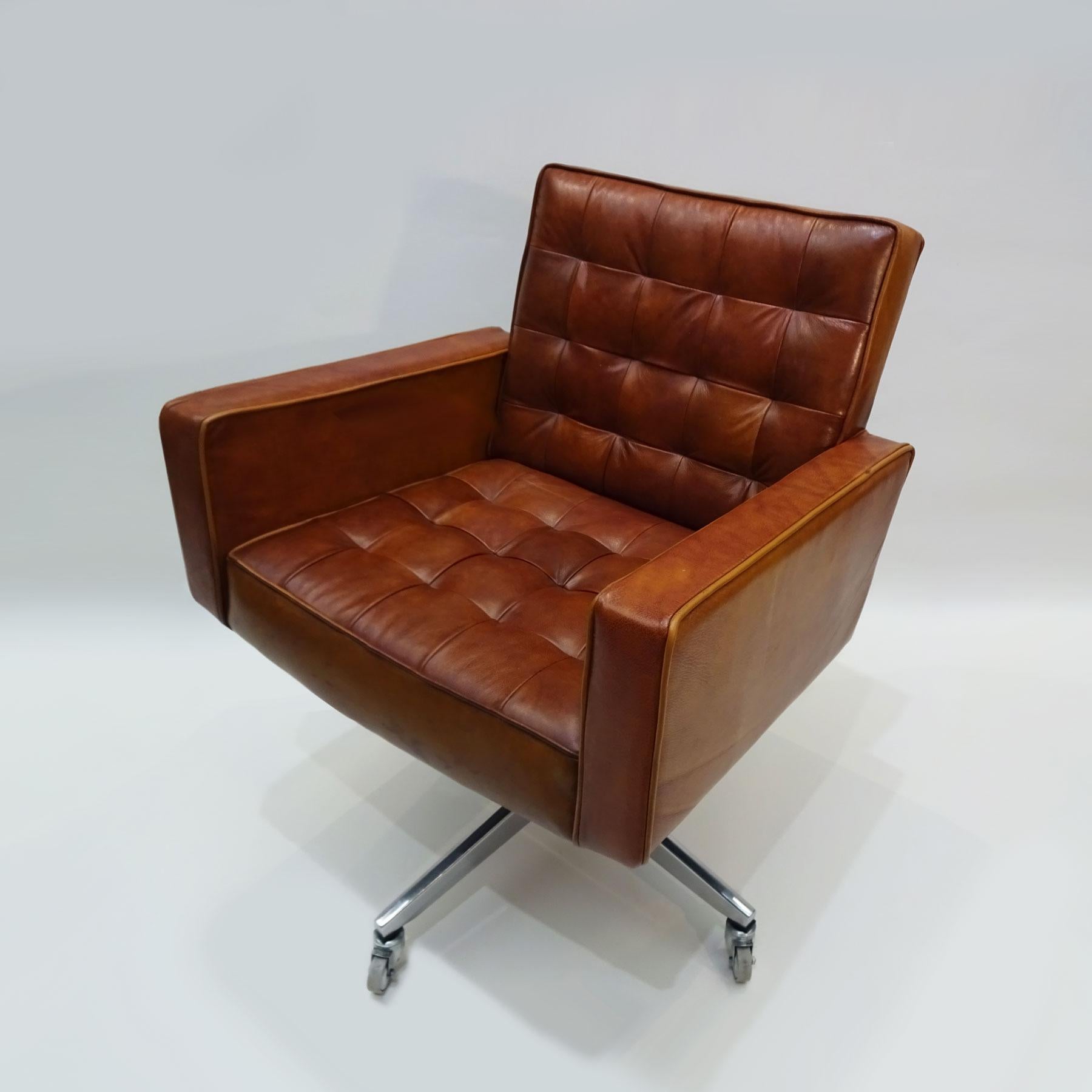 A truly exceptional example of this Classic late 1950s leather office task chair designed by Vincent Cafiero for Knoll.

Featuring the original thick cognac paneled leather this chair stands out as one of the finest examples of Cafiero's work.