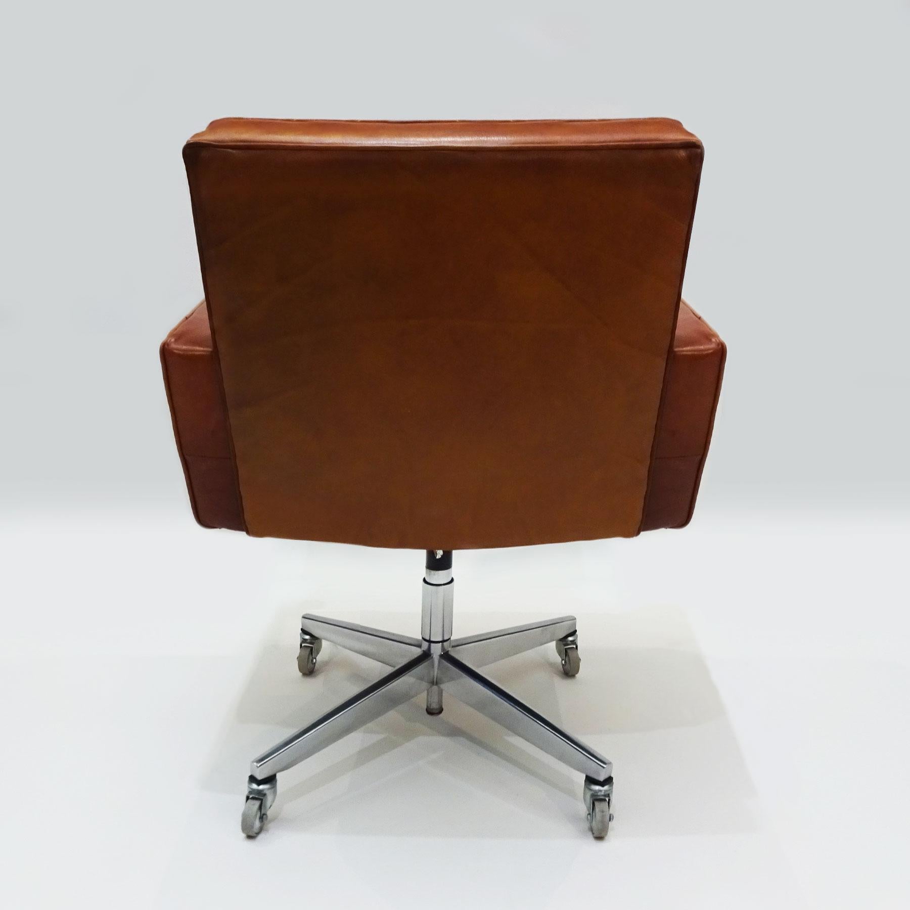 Midcentury Knoll Cognac Leather and Aluminum Task Chair by Vincent Cafiero In Good Condition In Highclere, Newbury