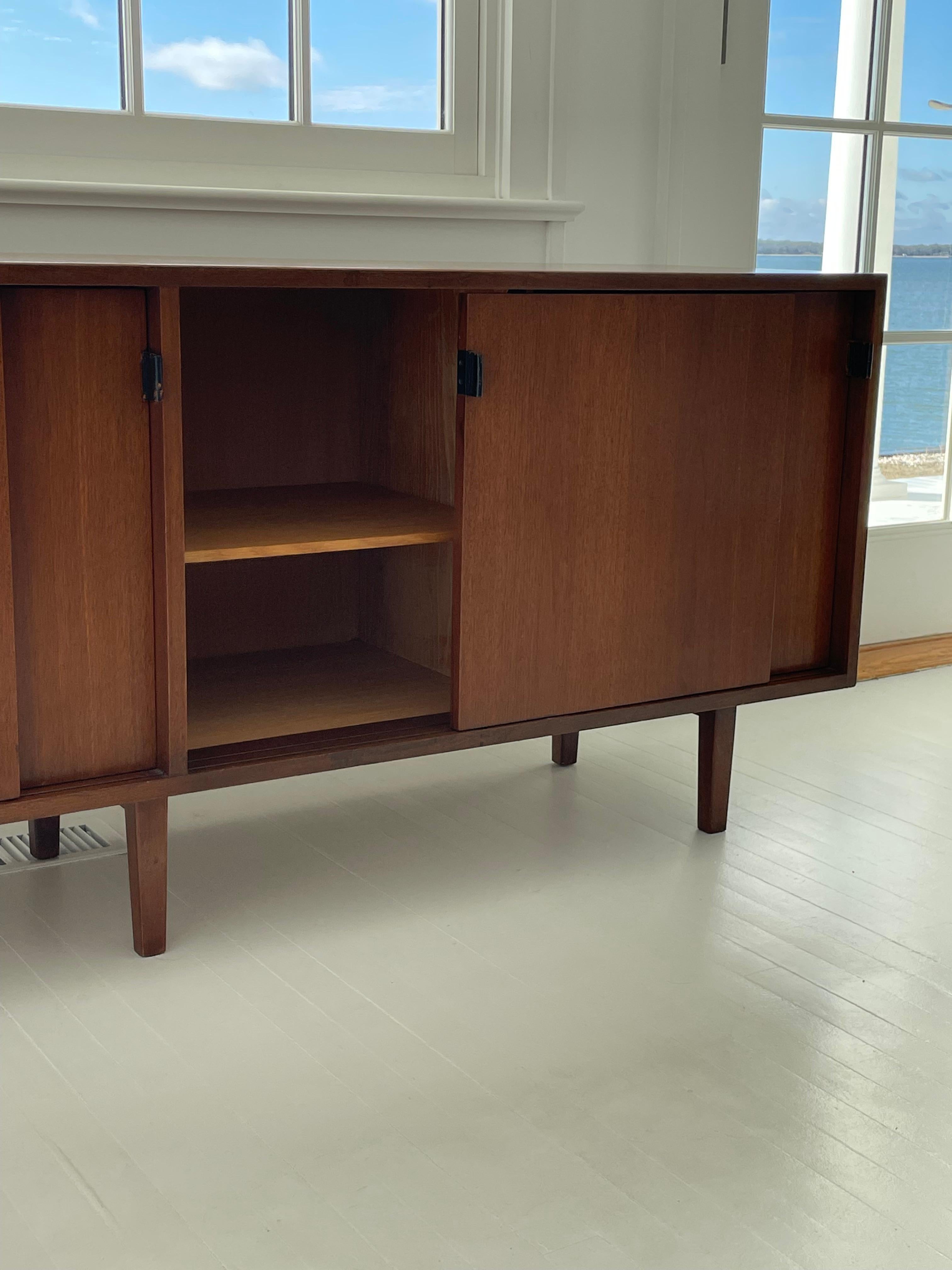 Mid Century Knoll Viertürige Nussbaum-Credenza mit Ledergriffen  im Angebot 4