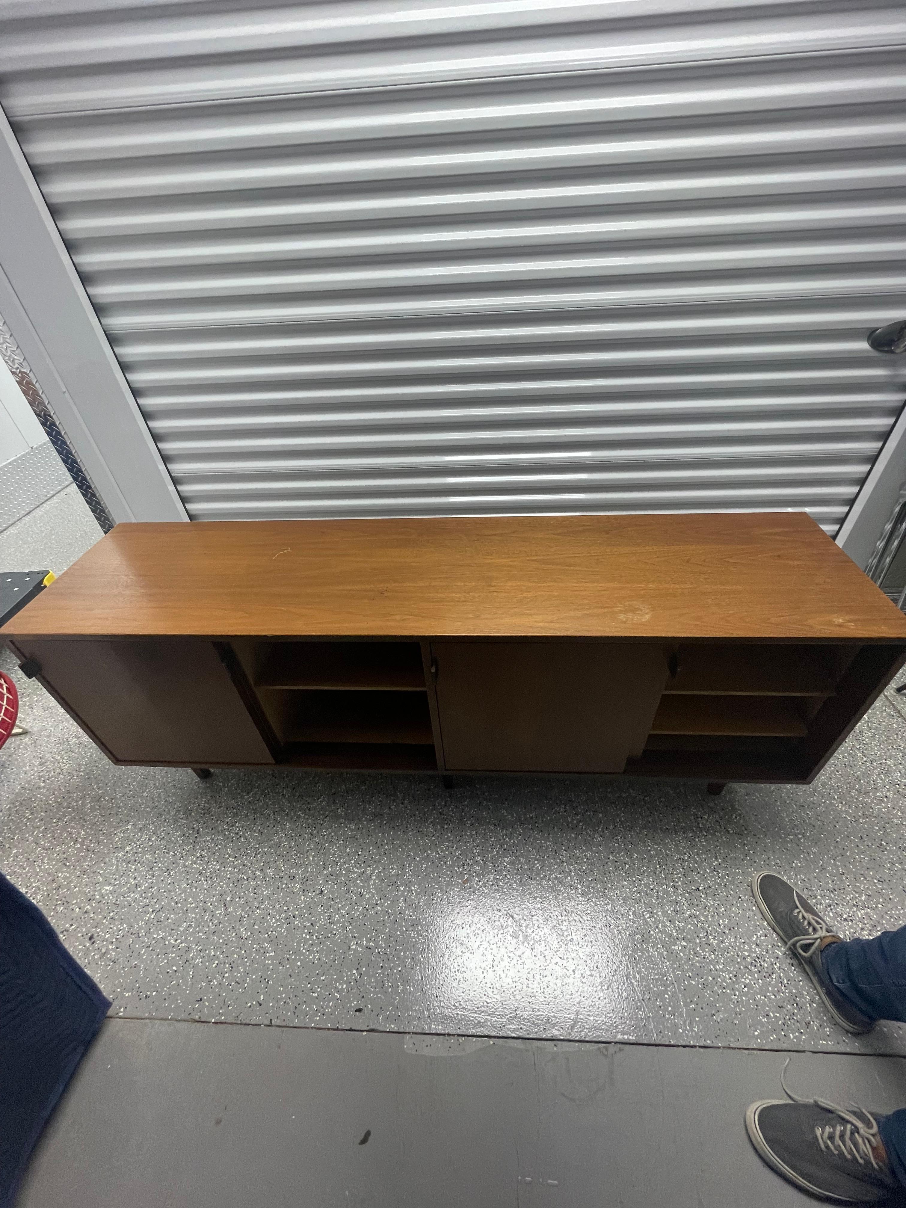 Crédence à quatre portes en noyer du milieu du siècle de Knoll avec poignées en cuir en vente 5