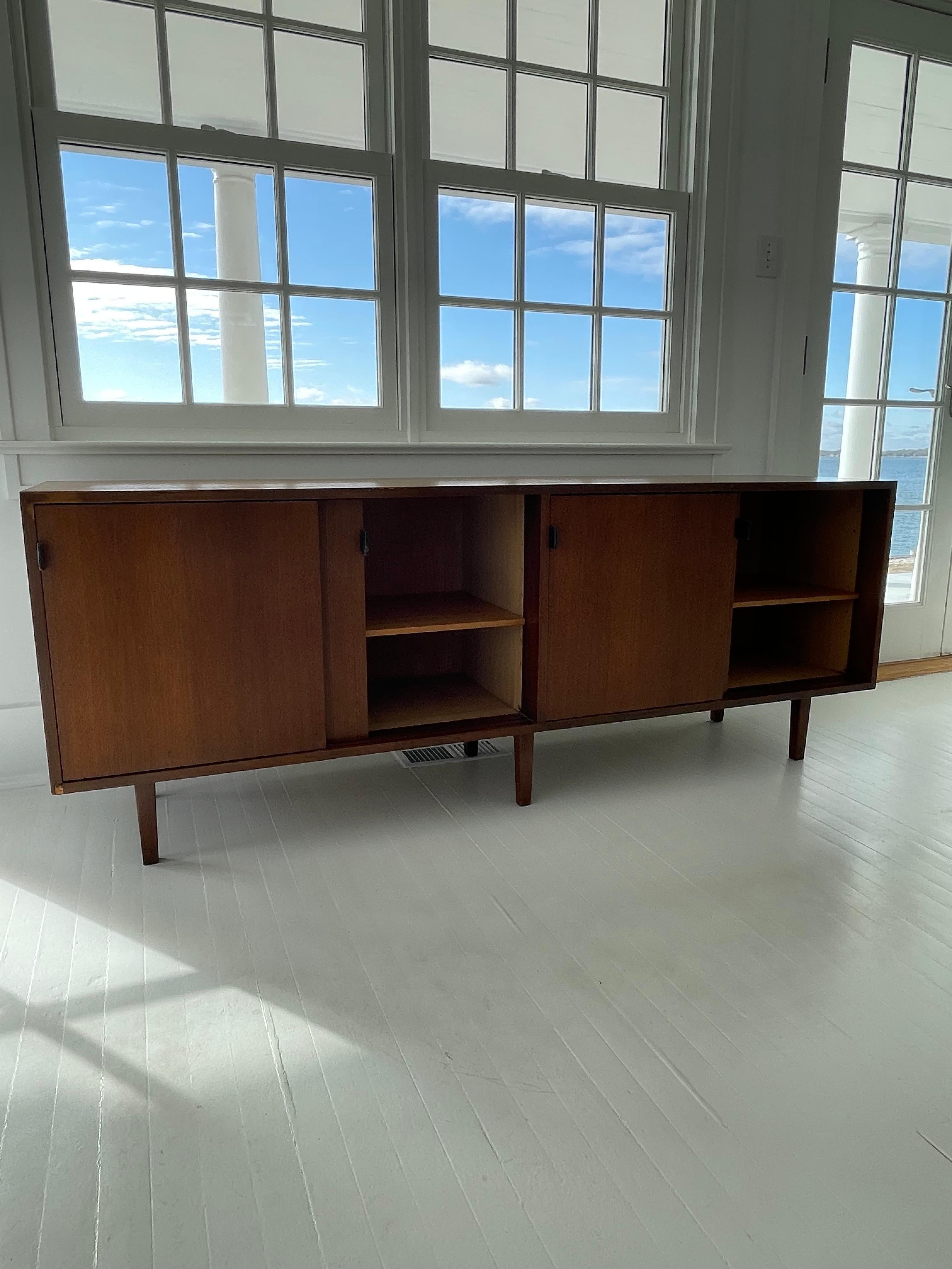 Mid Century Knoll Viertürige Nussbaum-Credenza mit Ledergriffen  im Angebot 2