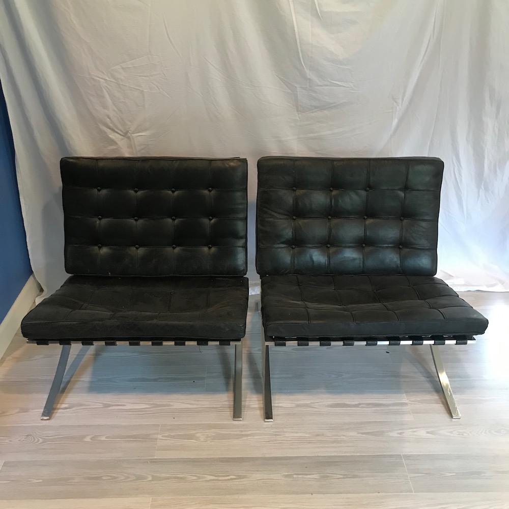 A beautiful pair of Barcelona chairs, designed by Mies van der Rohe in 1929, manufactured by Knoll International in the USA, circa 1970.

These beautiful chairs are upholstered in black leather, giving them an extra sense of luxury. The chairs