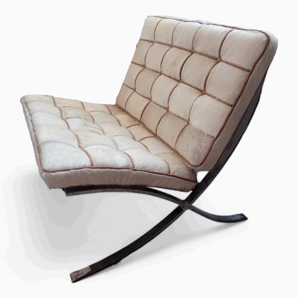 Vintage Mid Century Modern Mies Van Der Rohe for Knoll Barcelona Style Chair Custom Upholstered in Natural White Brazilian Hair-On Cowhide with Distressed Cognac Italian Leather Trim.

Cette chaise classique vintage dans le style de la Barcelona
