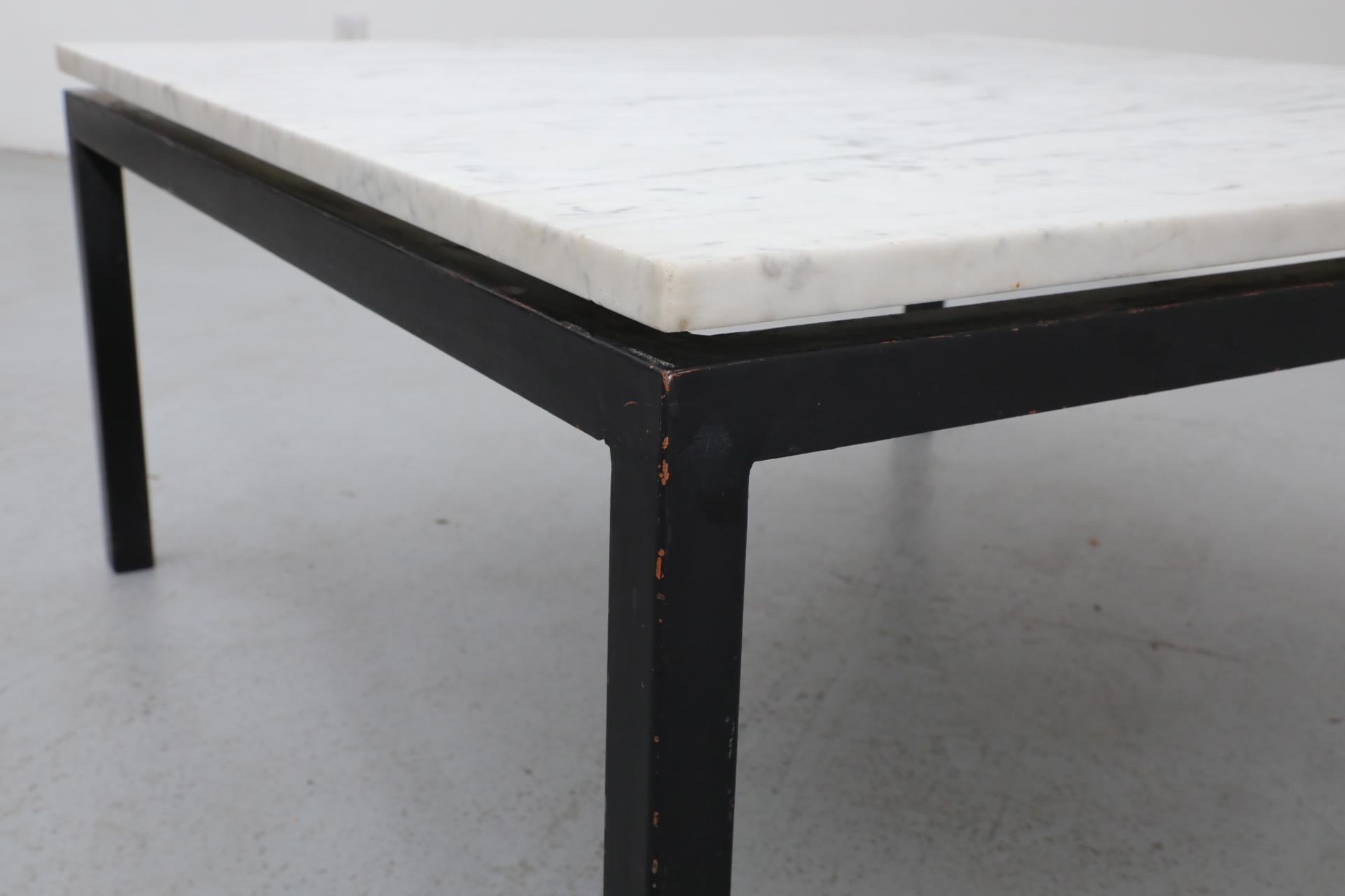 Table basse ou d'appoint en marbre avec structure en métal noir, style Knoll, milieu du siècle dernier en vente 5