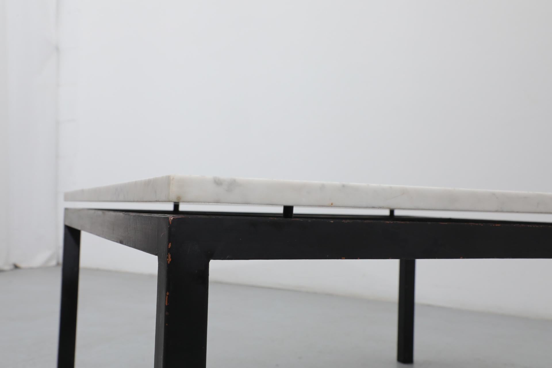 Table basse ou d'appoint en marbre avec structure en métal noir, style Knoll, milieu du siècle dernier en vente 6