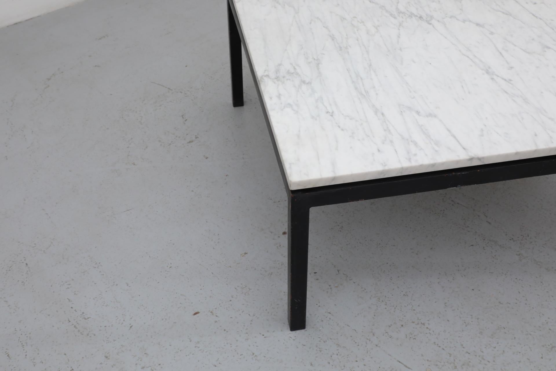 Table basse ou d'appoint en marbre avec structure en métal noir, style Knoll, milieu du siècle dernier en vente 8