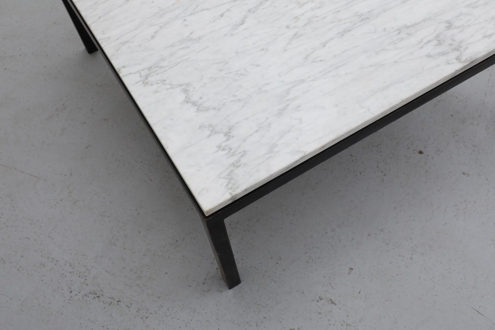 Table basse ou d'appoint en marbre avec structure en métal noir, style Knoll, milieu du siècle dernier en vente 9