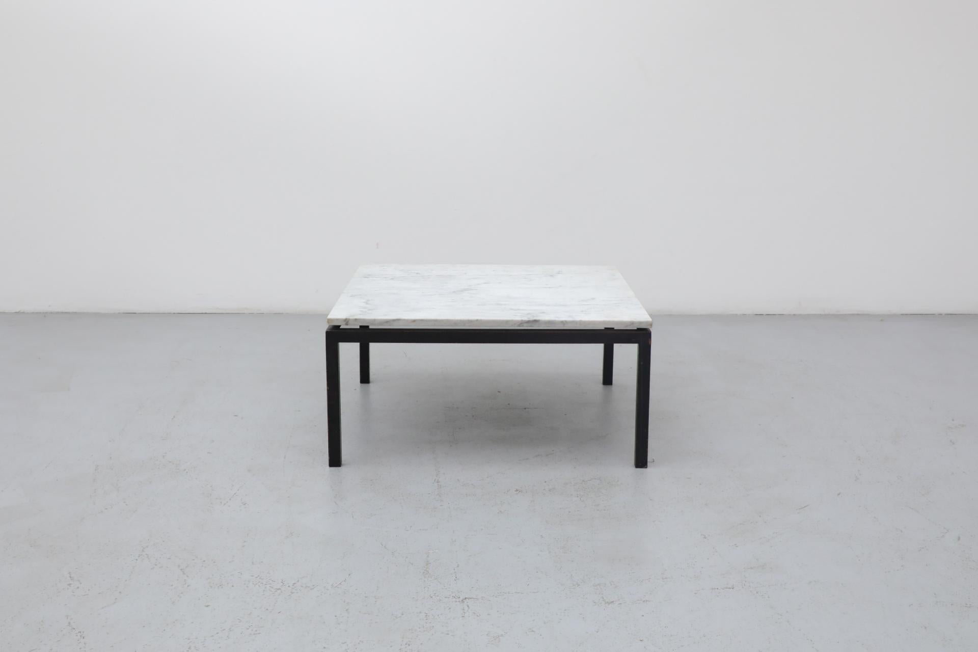 Table basse ou d'appoint de style Knoll du milieu du siècle dernier avec plateau carré en marbre Arabescato et structure en acier émaillé noir. Le marbre magnifiquement veiné semble flotter au-dessus du cadre. Le cadre peut avoir été repeint. En