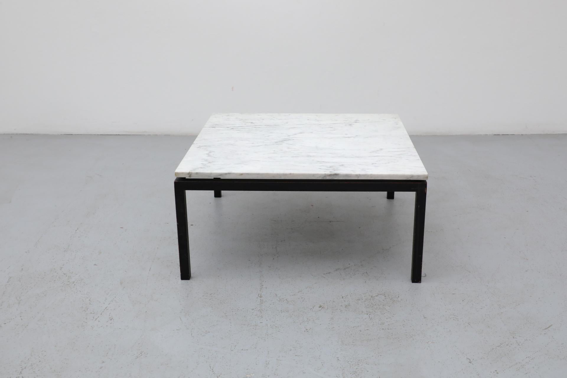 Mid-Century Modern Table basse ou d'appoint en marbre avec structure en métal noir, style Knoll, milieu du siècle dernier en vente