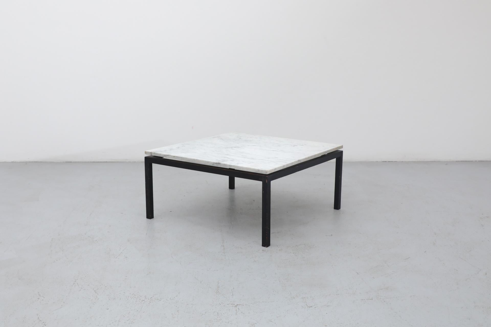 Néerlandais Table basse ou d'appoint en marbre avec structure en métal noir, style Knoll, milieu du siècle dernier en vente
