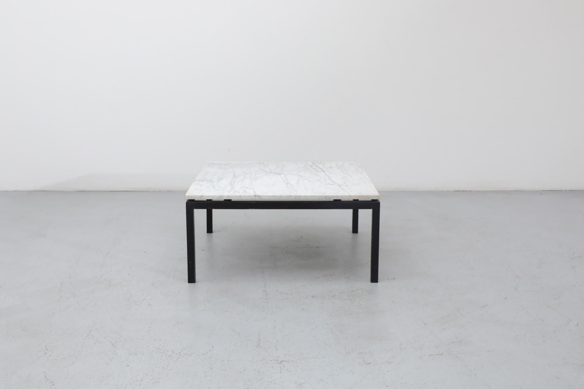 Table basse ou d'appoint en marbre avec structure en métal noir, style Knoll, milieu du siècle dernier Bon état - En vente à Los Angeles, CA