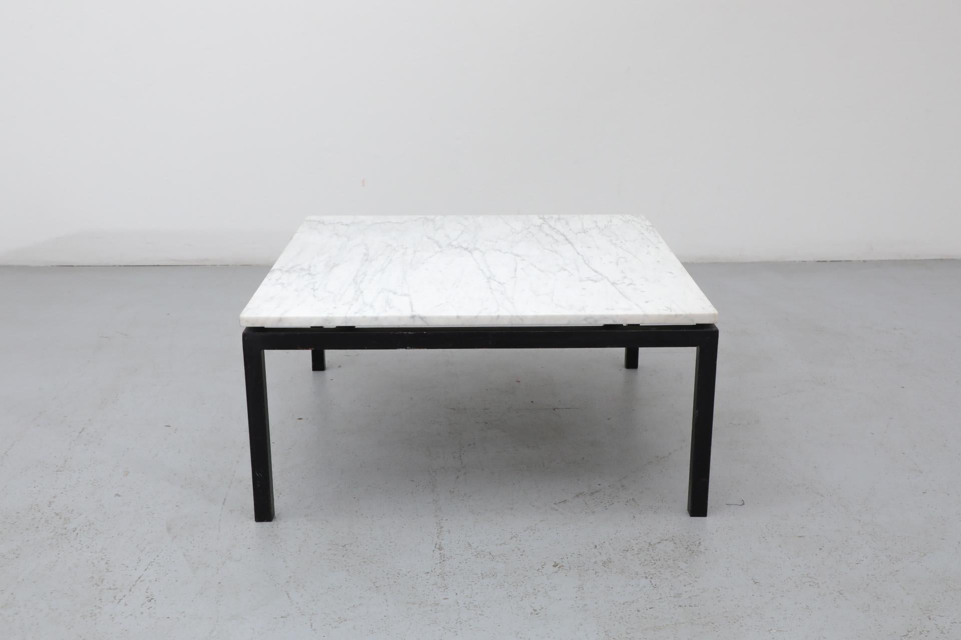 20ième siècle Table basse ou d'appoint en marbre avec structure en métal noir, style Knoll, milieu du siècle dernier en vente