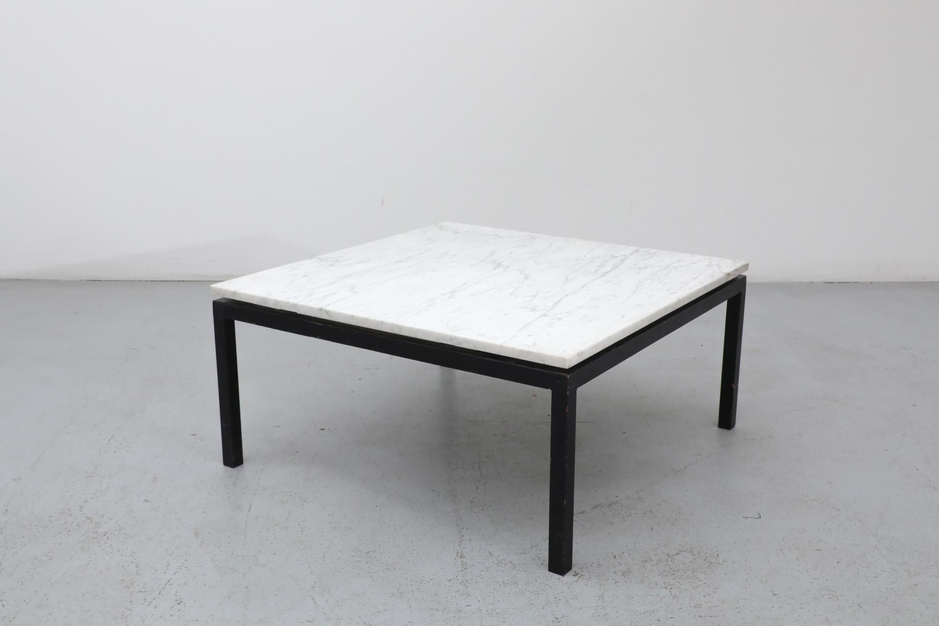 Métal Table basse ou d'appoint en marbre avec structure en métal noir, style Knoll, milieu du siècle dernier en vente