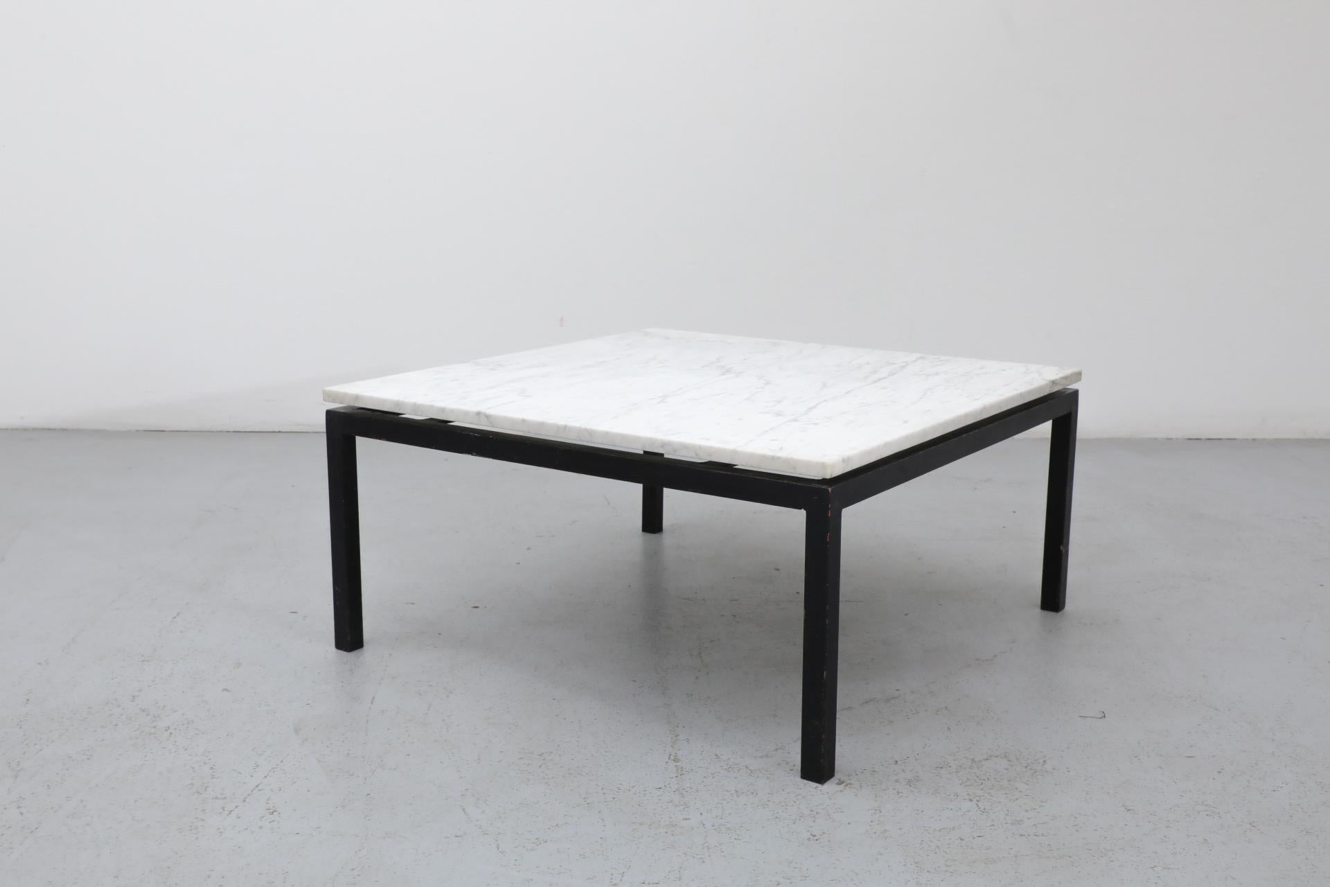 Table basse ou d'appoint en marbre avec structure en métal noir, style Knoll, milieu du siècle dernier en vente 1