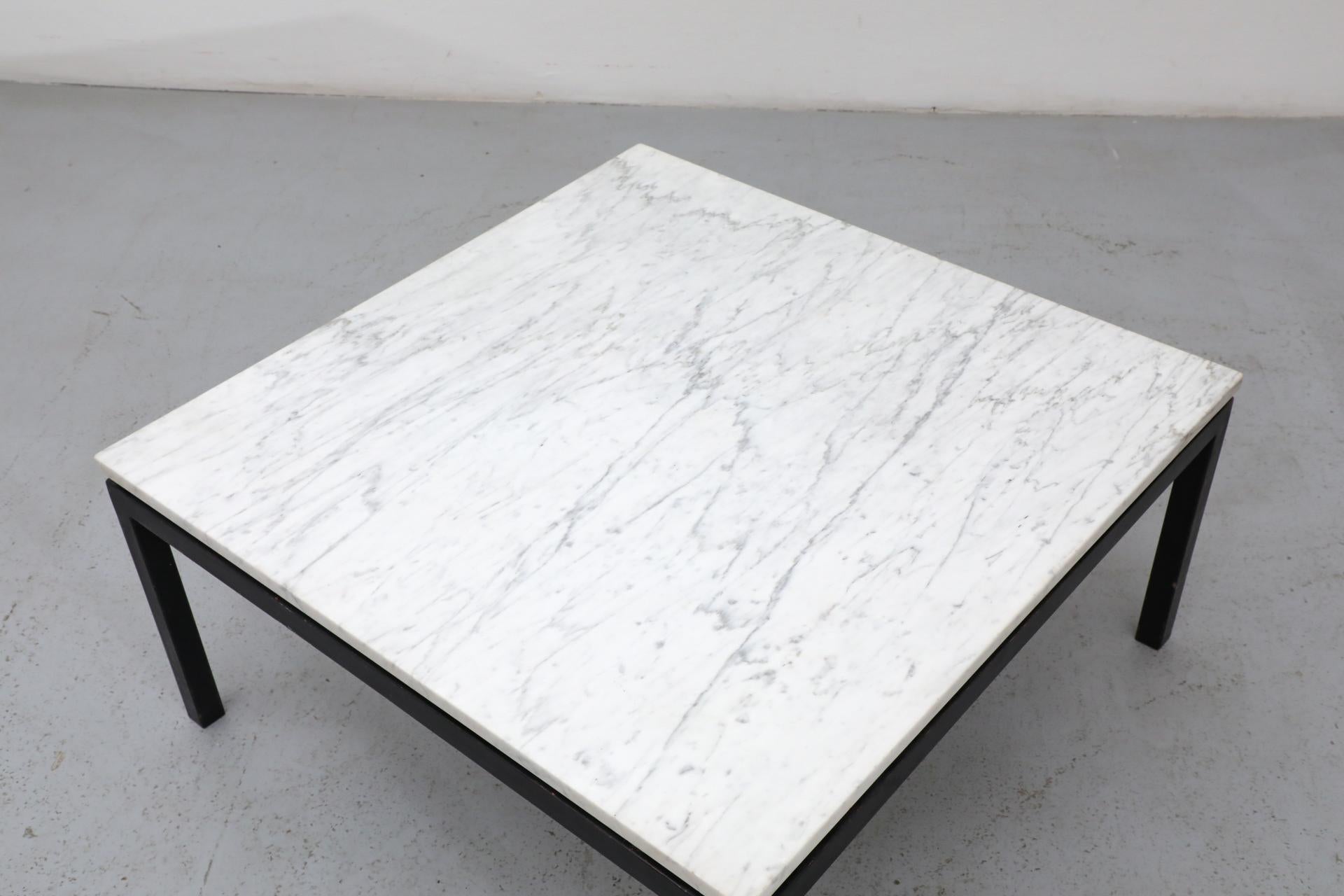 Table basse ou d'appoint en marbre avec structure en métal noir, style Knoll, milieu du siècle dernier en vente 2