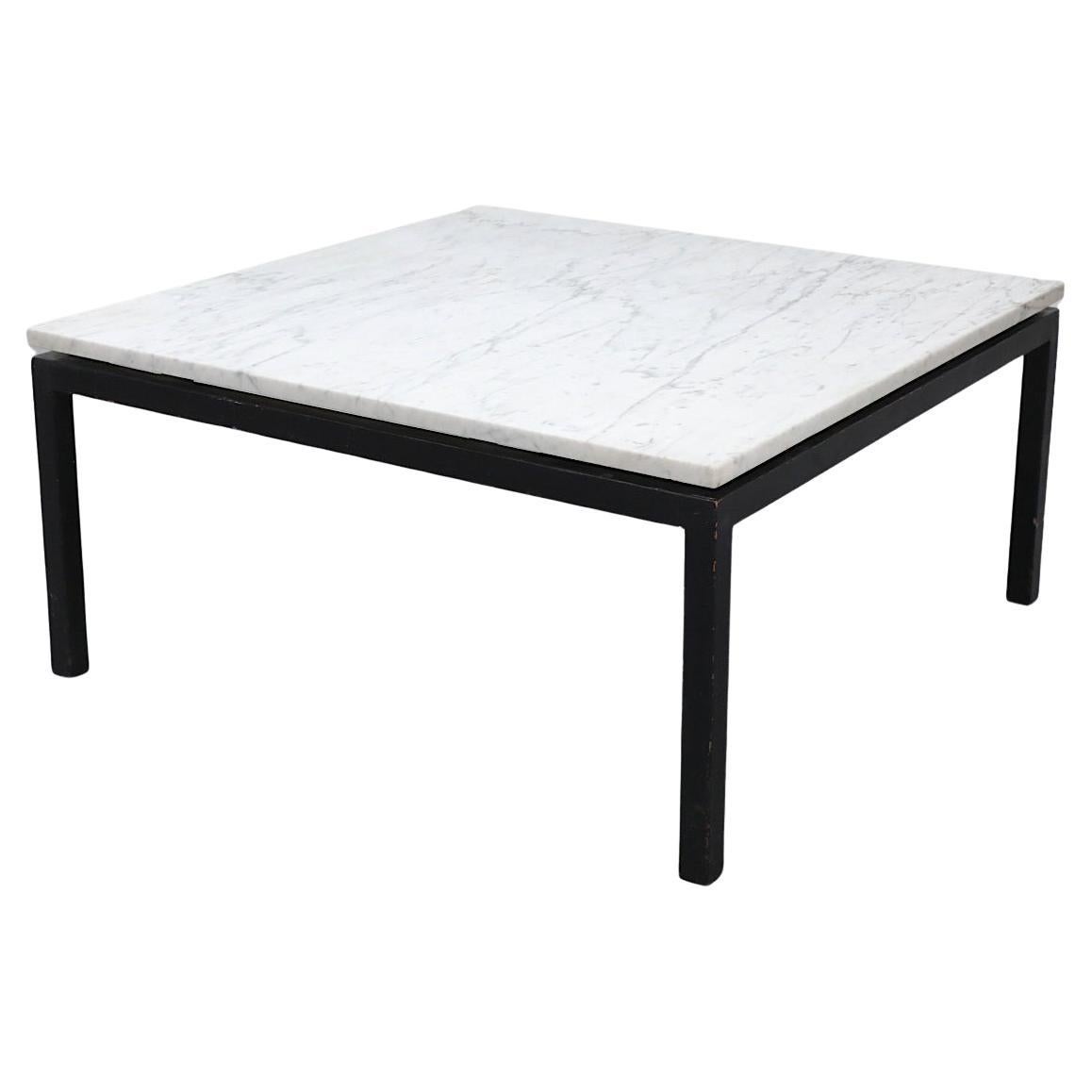 Table basse ou d'appoint en marbre avec structure en métal noir, style Knoll, milieu du siècle dernier en vente