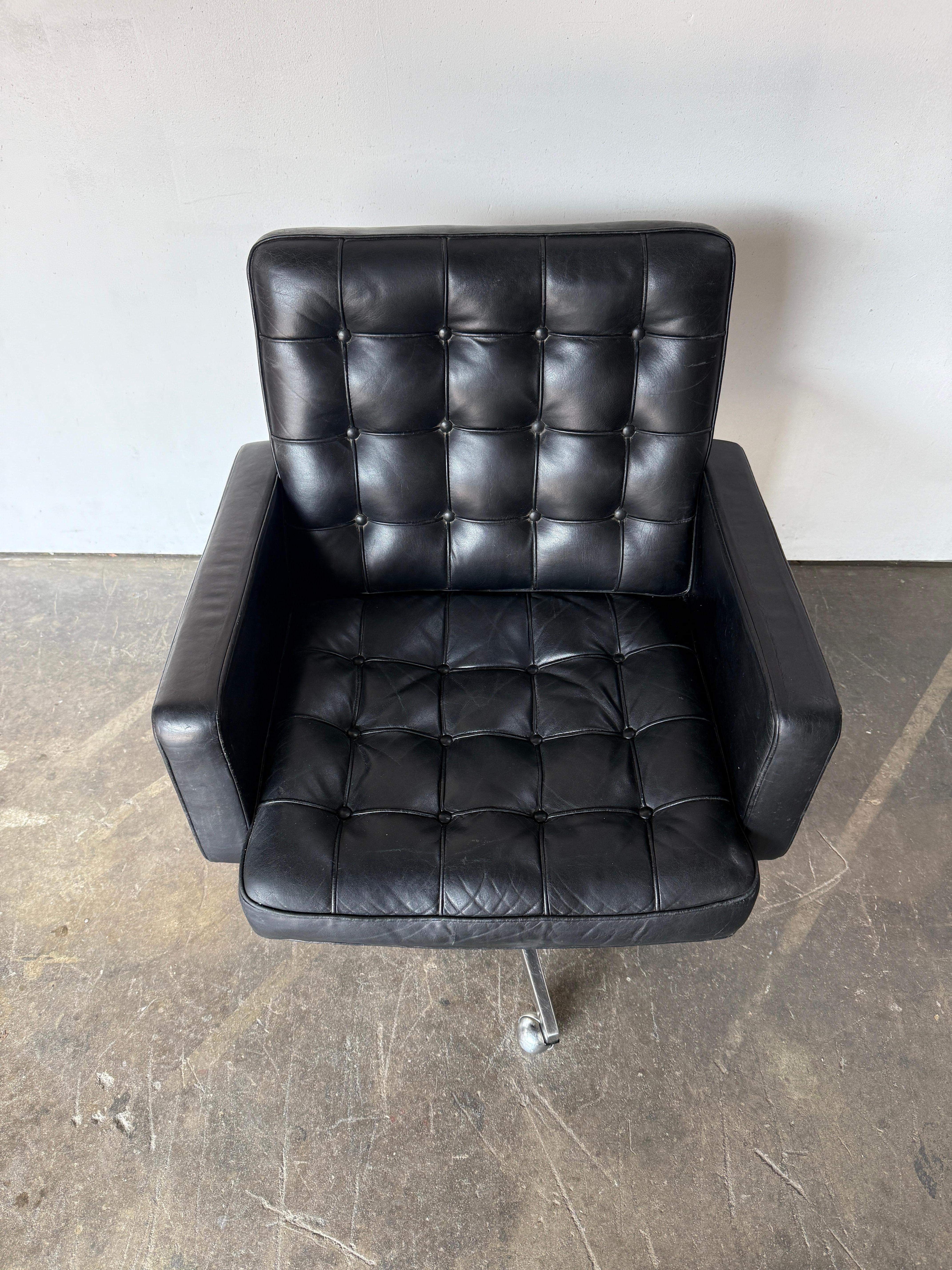 Mid century vintage Black Leather Cafiero Executive Desk Chair Model 187-DSBS designed by Vincent Cafiero for Knoll in 1960. Features black tufted leather upholstery with piping and has a swiveling 4-point steel base on casters. Circa 1960s. Labeled