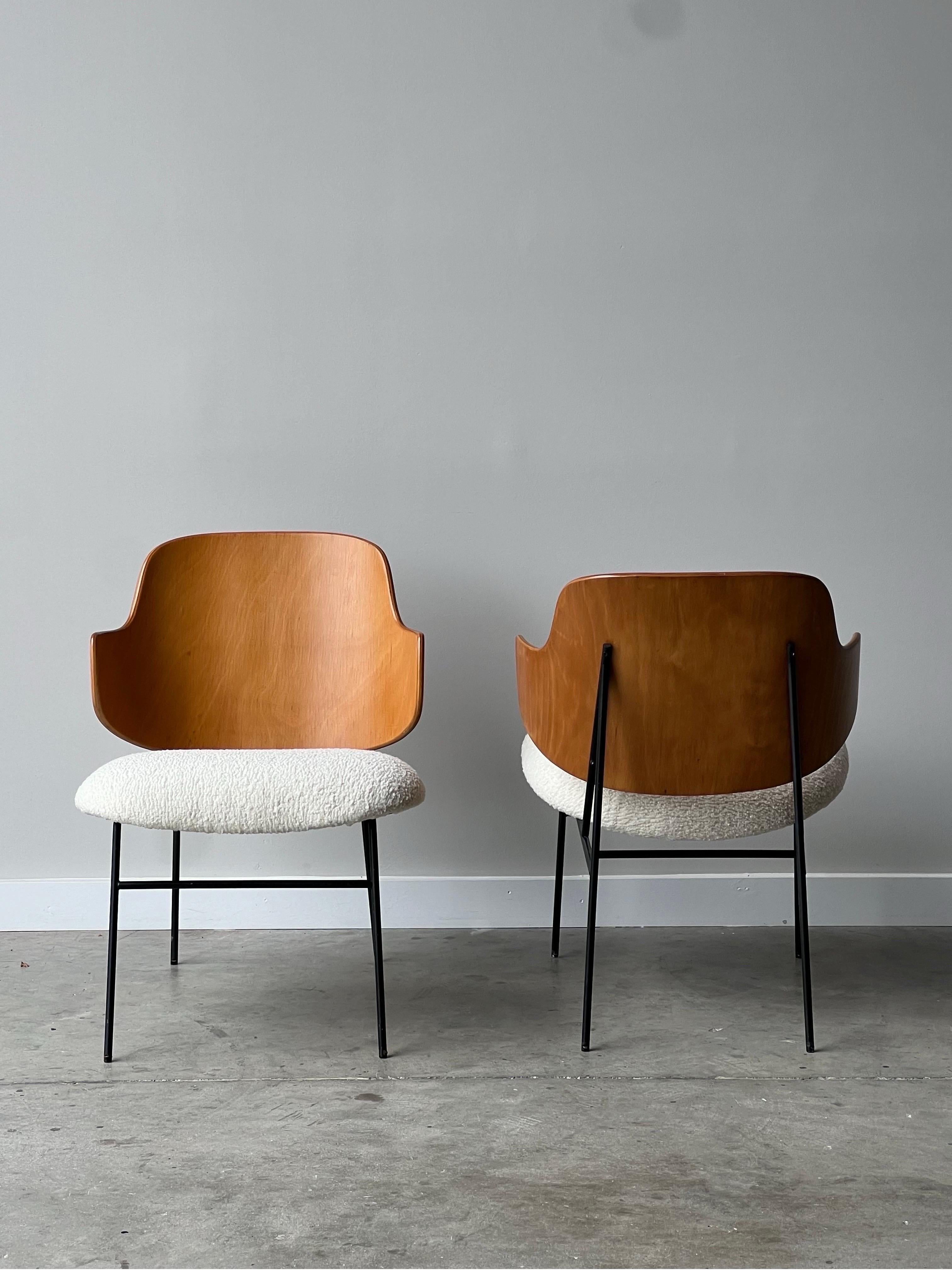 Kofod Larsen Penguin-Stühle aus der Mitte des Jahrhunderts – ein Paar im Zustand „Gut“ im Angebot in Raleigh, NC