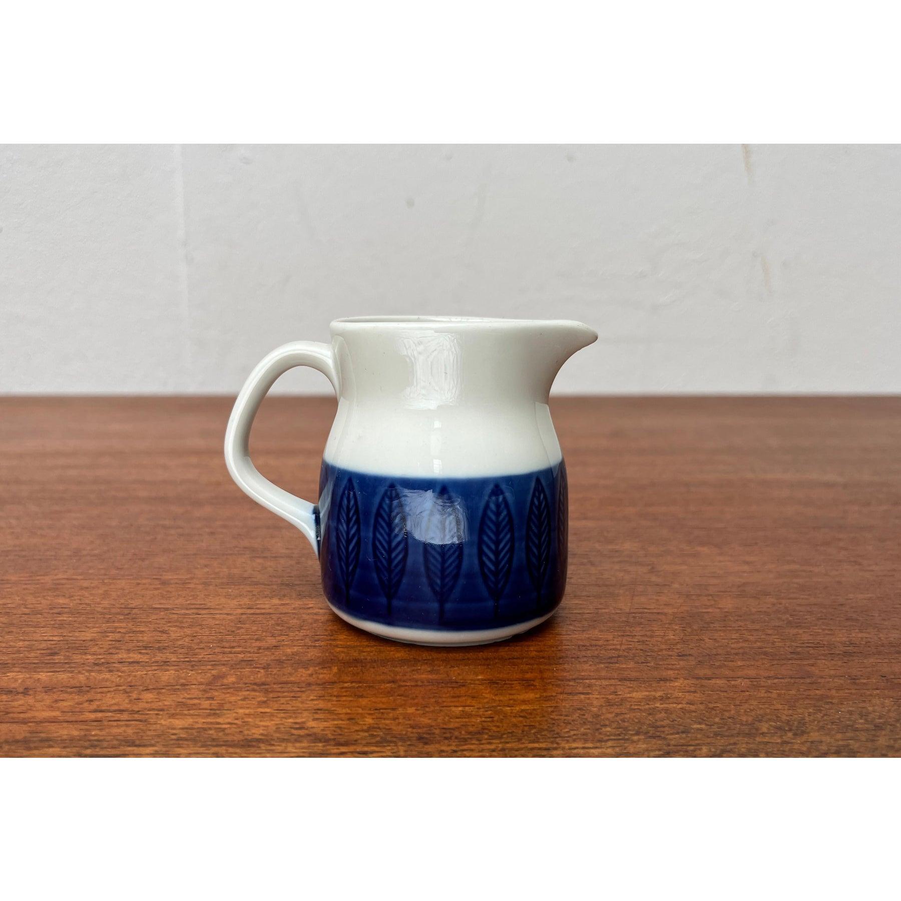 Mid-Century Swedish Koka Blue, Blau, Bla Series Milk Pot by Hertha Bengtson for Rörstrand, 1950s, in Very Good conditions. Designed 1950 to 1959 This piece has an attribution mark.

Additional information:
Materials: Ceramic
Color: Blue
Styles: