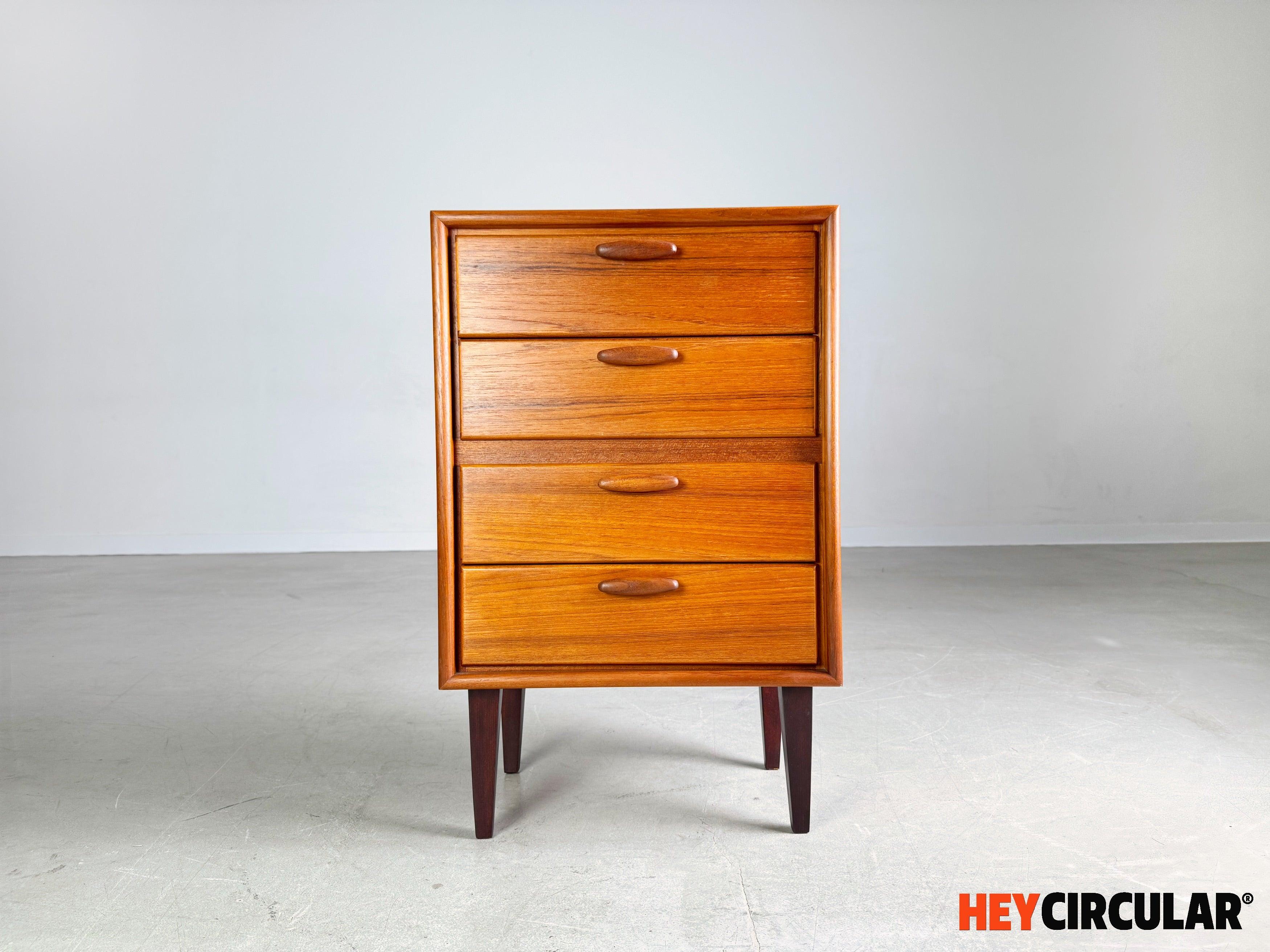 Ti offriamo un fantastico Nachttisch/ Kommode di RT Möbel da acquistare. Il Design/One nasce da Heinrich Riestenpatt e si distingue per la sua eleganza raffinata in legno di teak. Riestenpatt si è distinto per i suoi funzionali e eleganti modelli,
