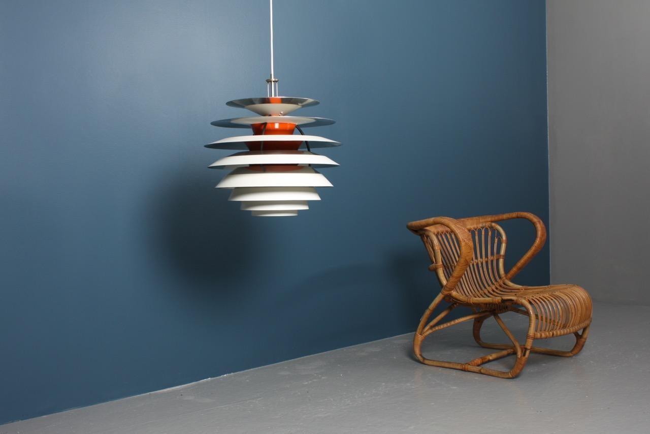 Contrast pendant in painted metal, designed in 1958 by Poul Henningsen for Louis Poulsen Denmark. Great original condition.