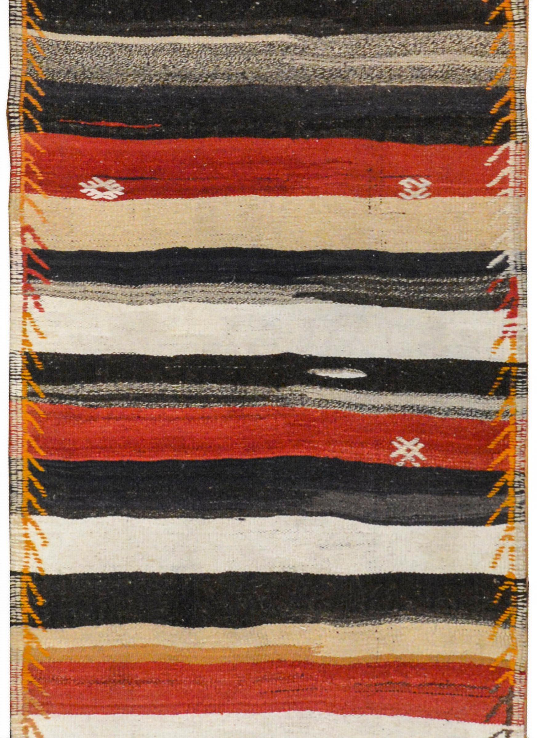 Mid-Century moderno Runner Konya Kilim di metà secolo in vendita