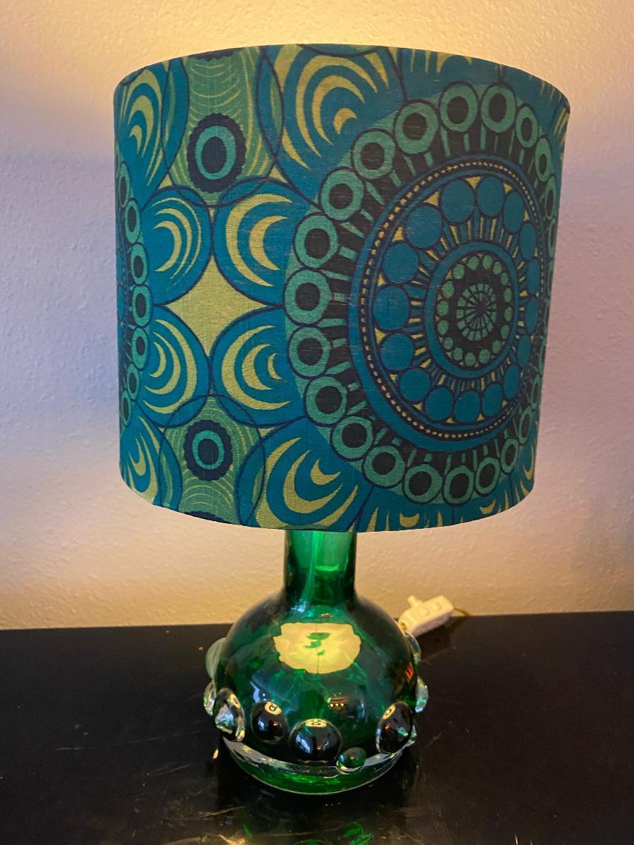 Impresionante lámpara de sobremesa Kosta Sweden con una bonita pantalla de los años setenta. Lámpara con pantalla incluida de 37 cm de altura.